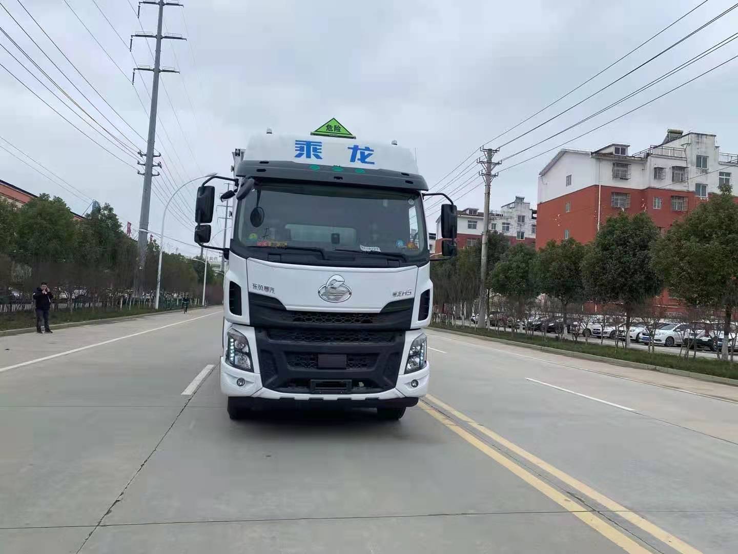 新款車型--柳汽乘龍高頂雙臥危險(xiǎn)品車