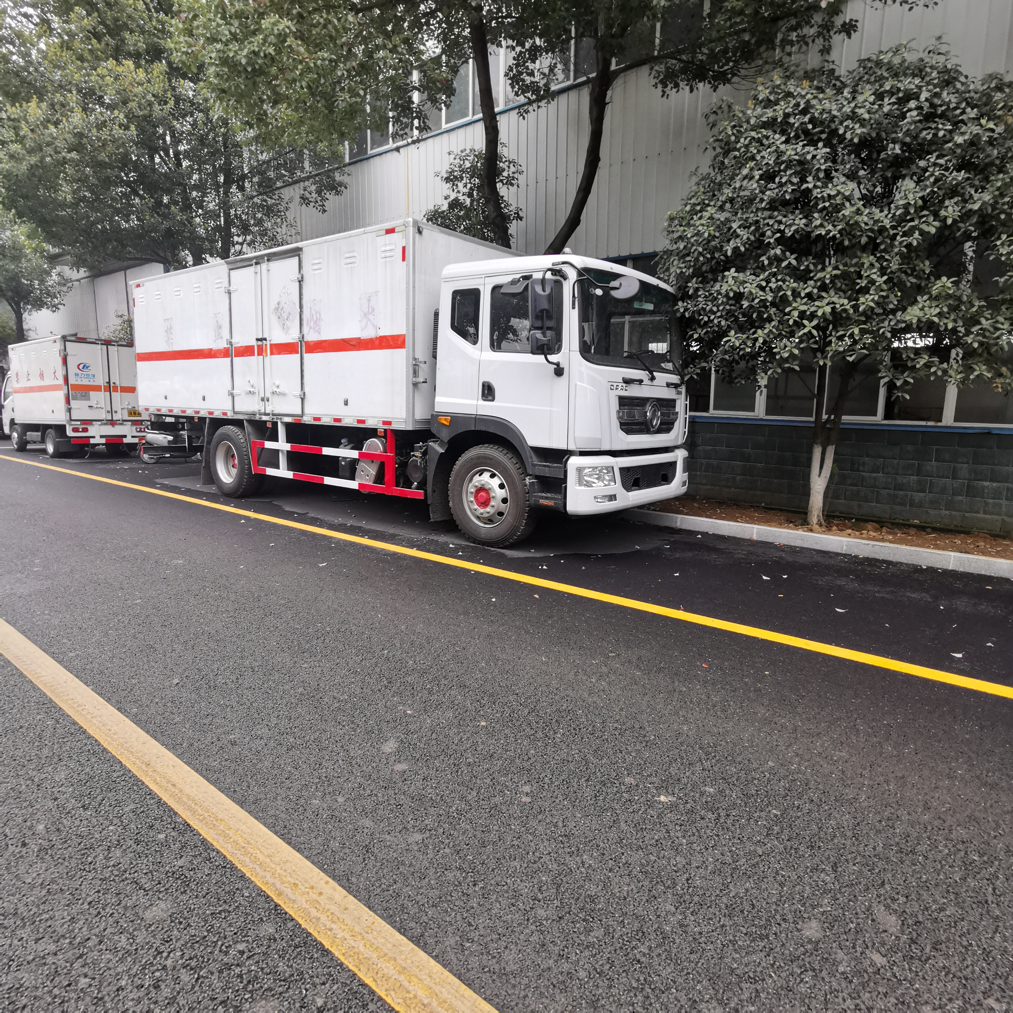 東風(fēng)D9國六帶雙開側(cè)門危險品車