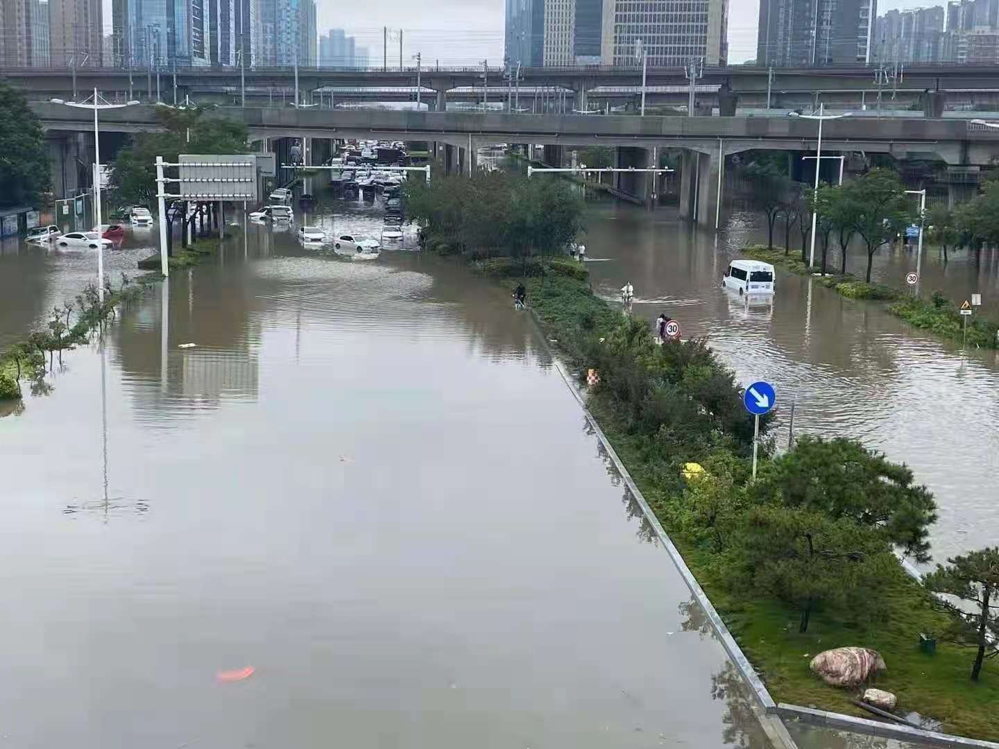 程力專汽溫馨提示：車被水淹了，保險怎么賠?