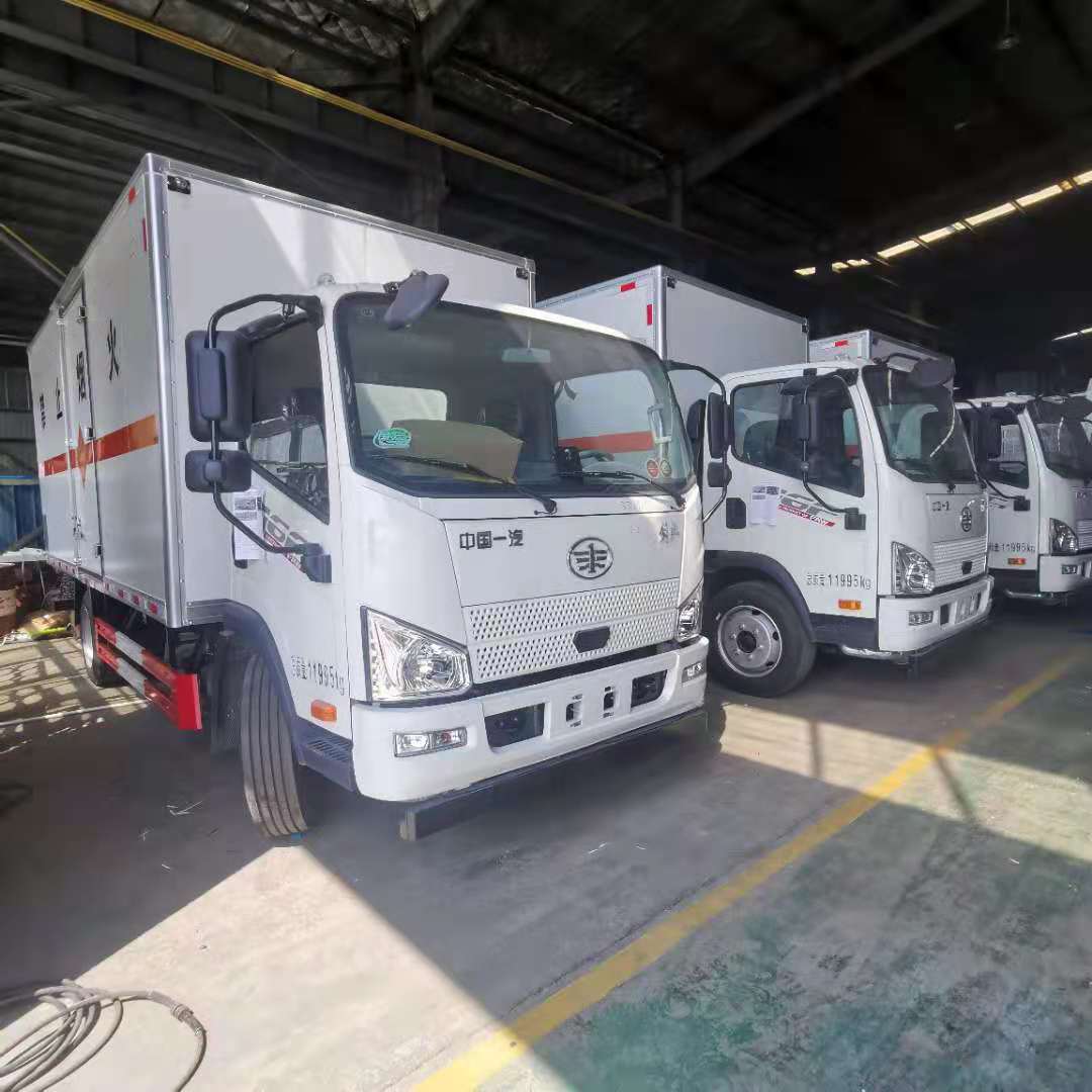 西安田總訂購3臺5米1解放危險品車發車