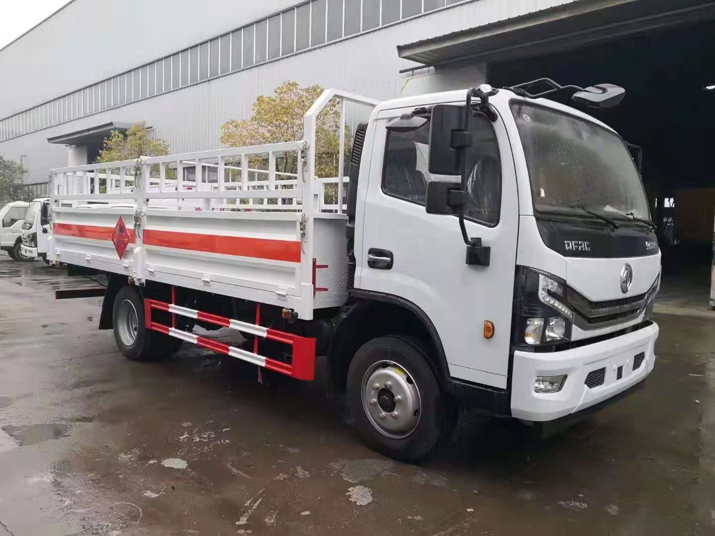 國六東風(fēng)大多利卡帶液壓尾板氣瓶運(yùn)輸車