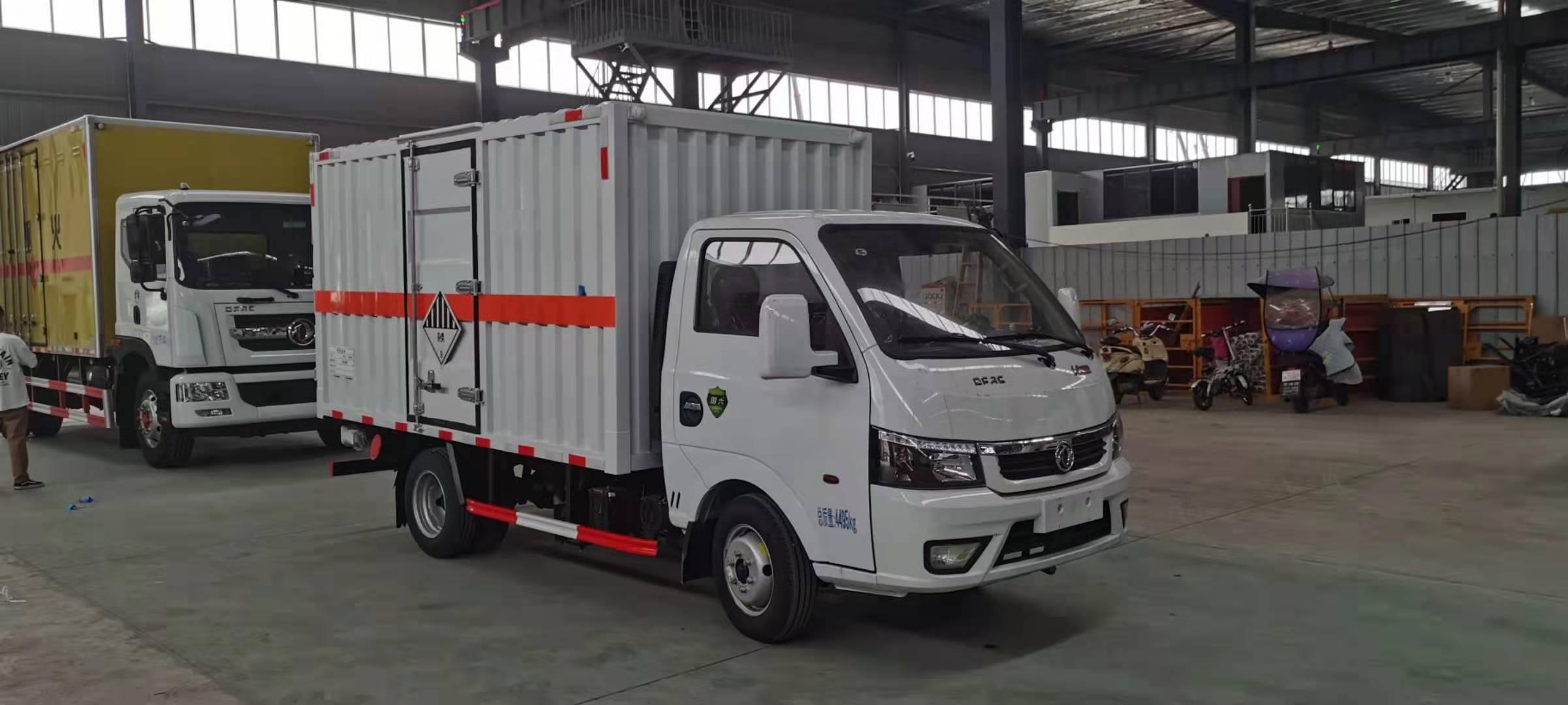 東風(fēng)途逸國(guó)六3米4柴油瓦楞板危險(xiǎn)品車