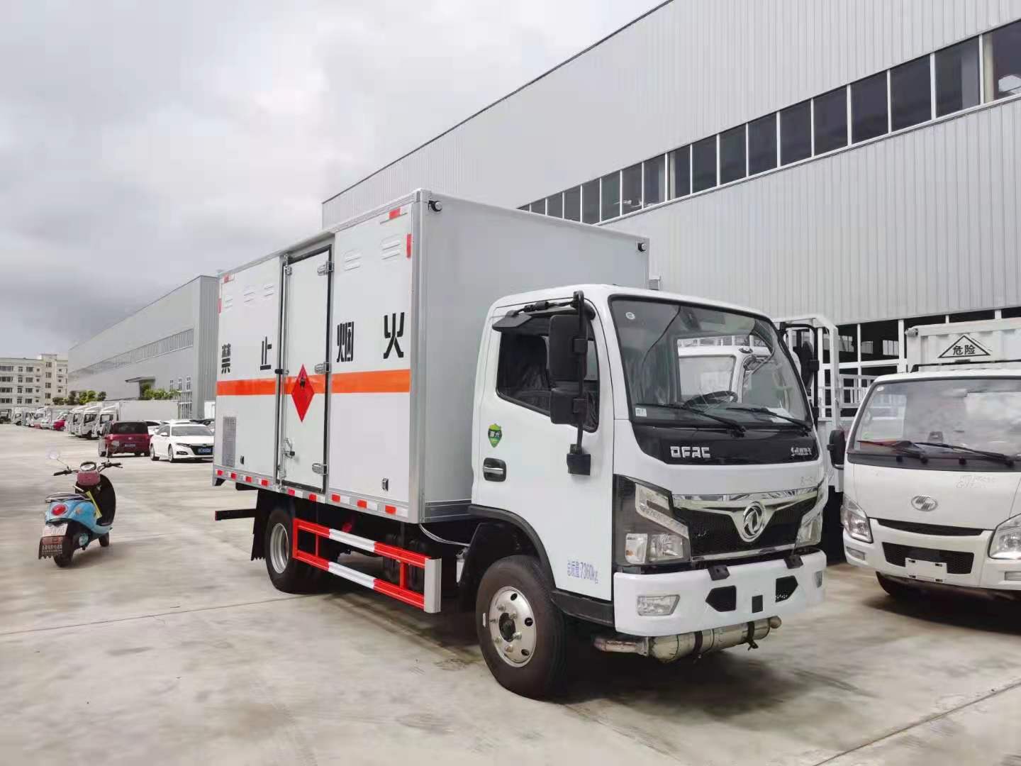 山東李總訂購兩臺東風福瑞卡國六危險品車