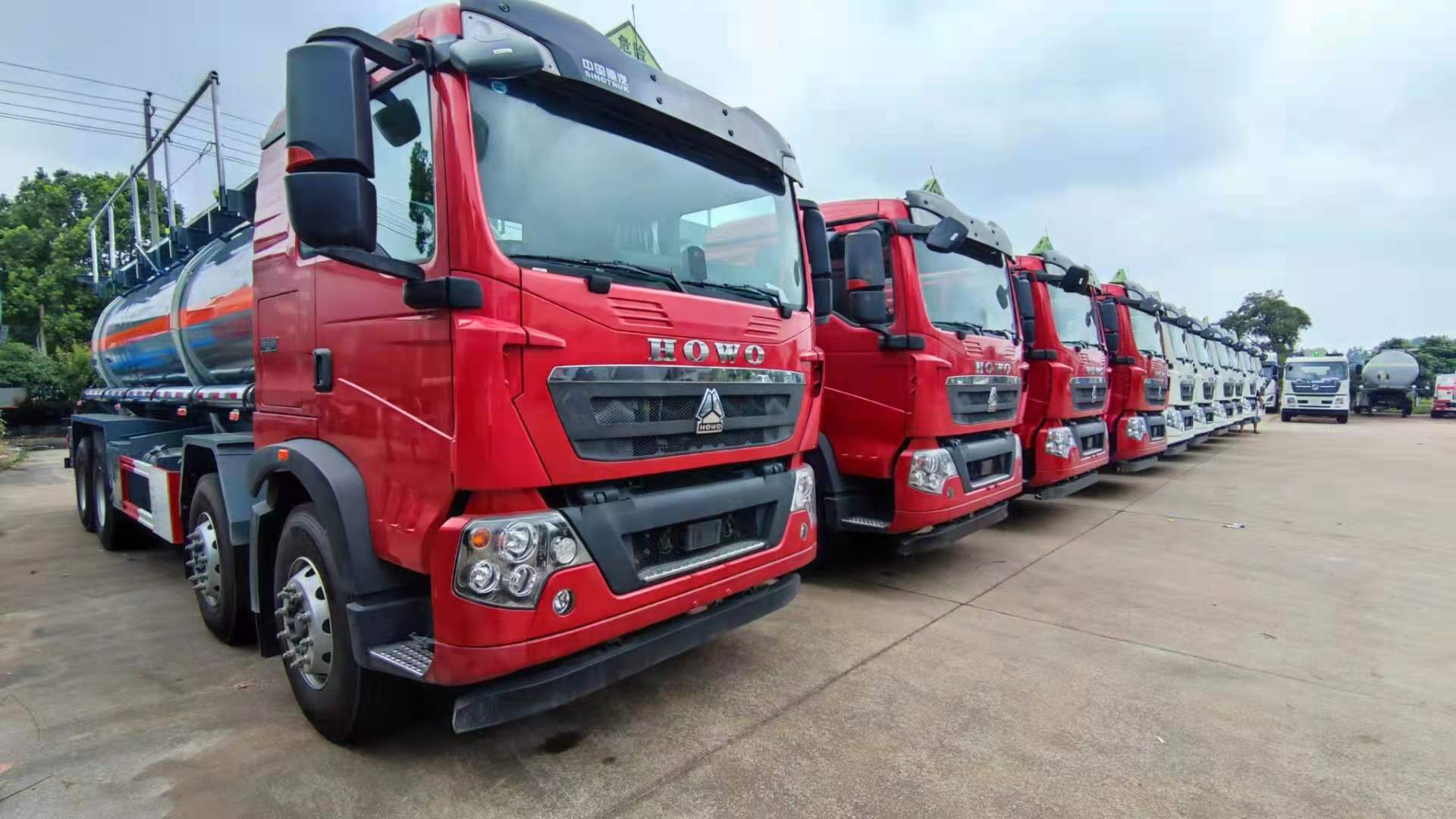 重汽豪沃前四后八國六腐蝕品罐式運輸車