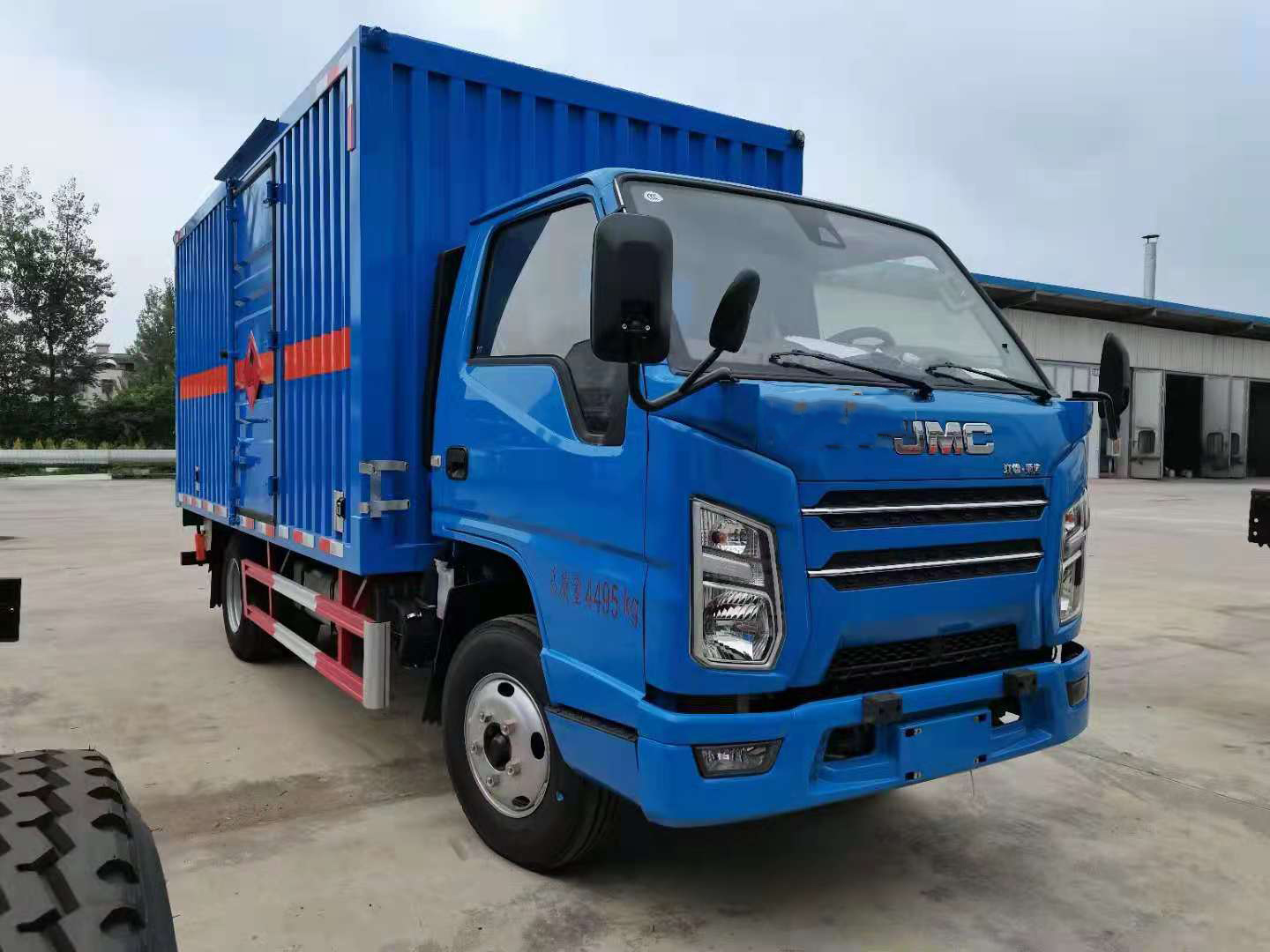 江鈴國六新規藍色帶液壓尾板危險品車