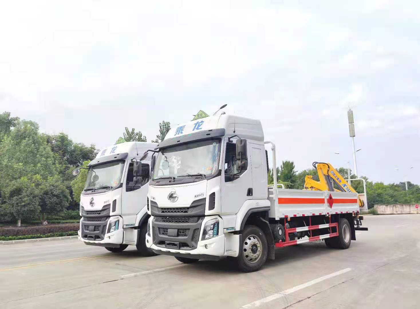 四川楊總訂購兩臺柳汽帶吊國六氣瓶運輸車