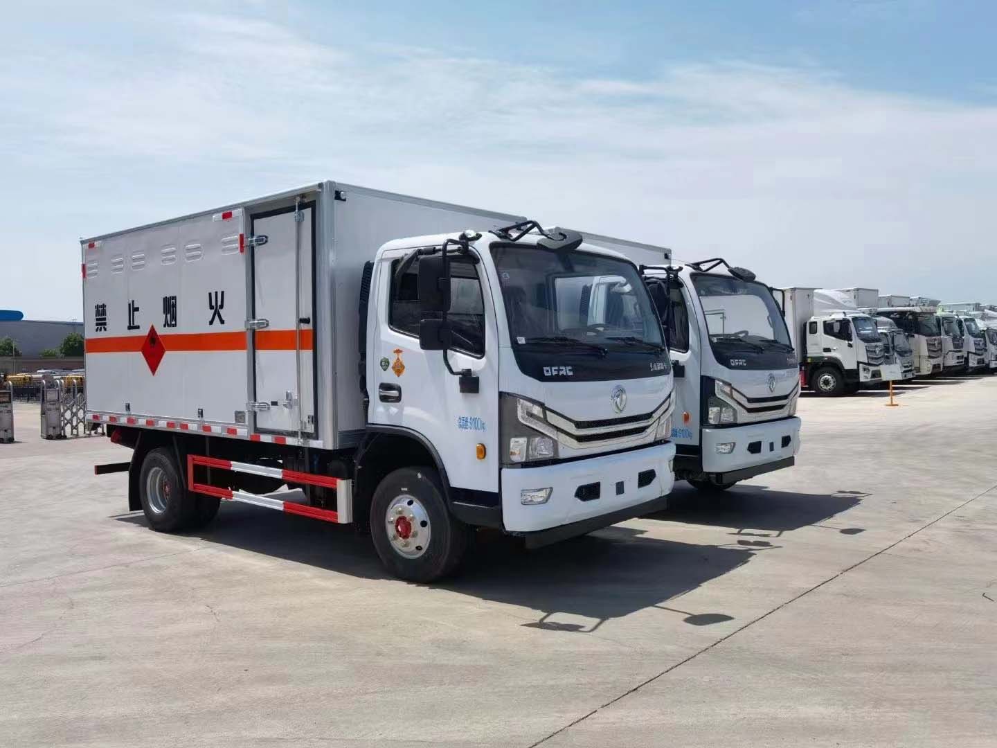 東風多利卡D6玉柴寬體危險品車