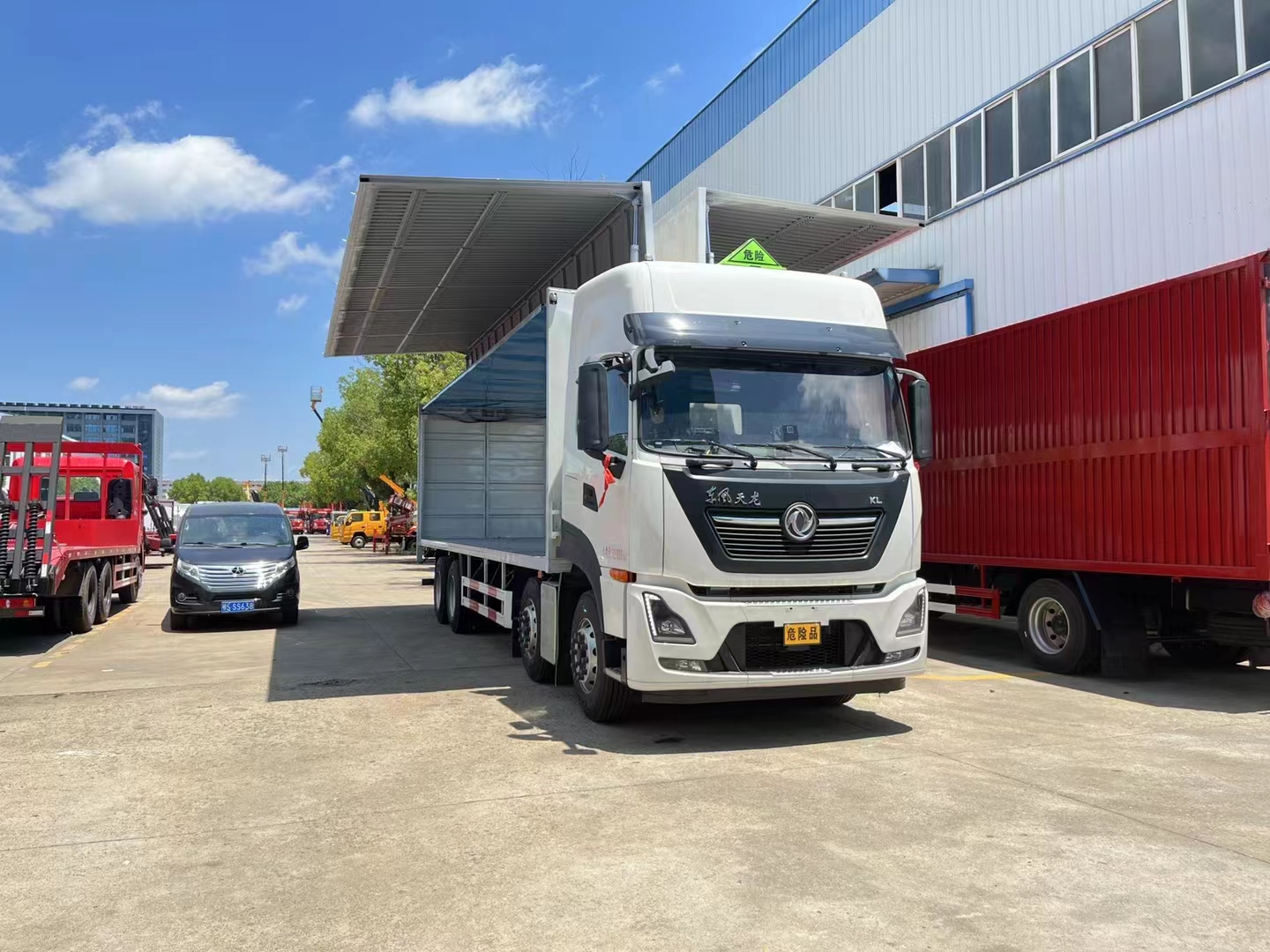 東風天龍前四后八國六翼展危險品車