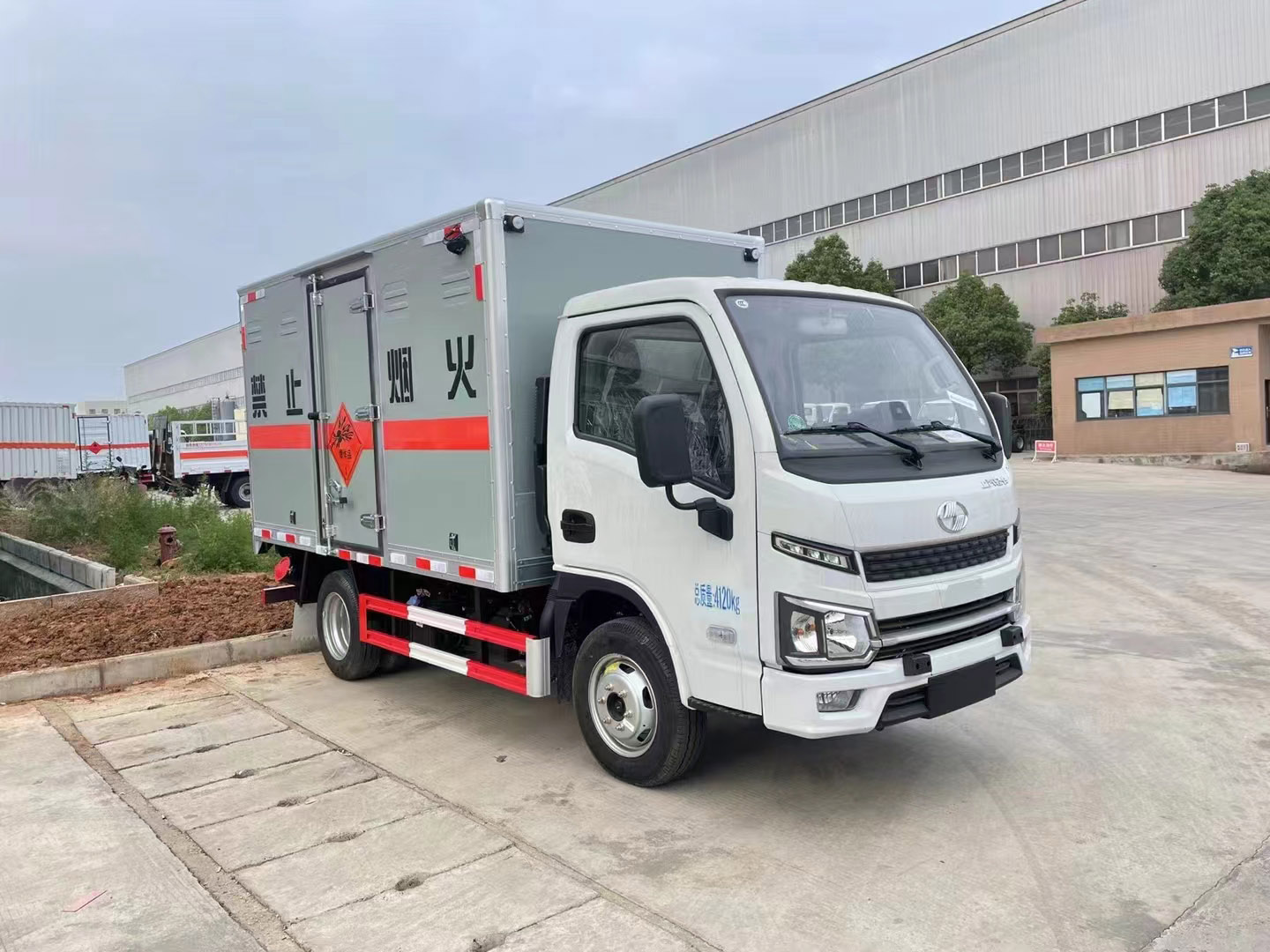 躍進柴油可進地下室危險品車