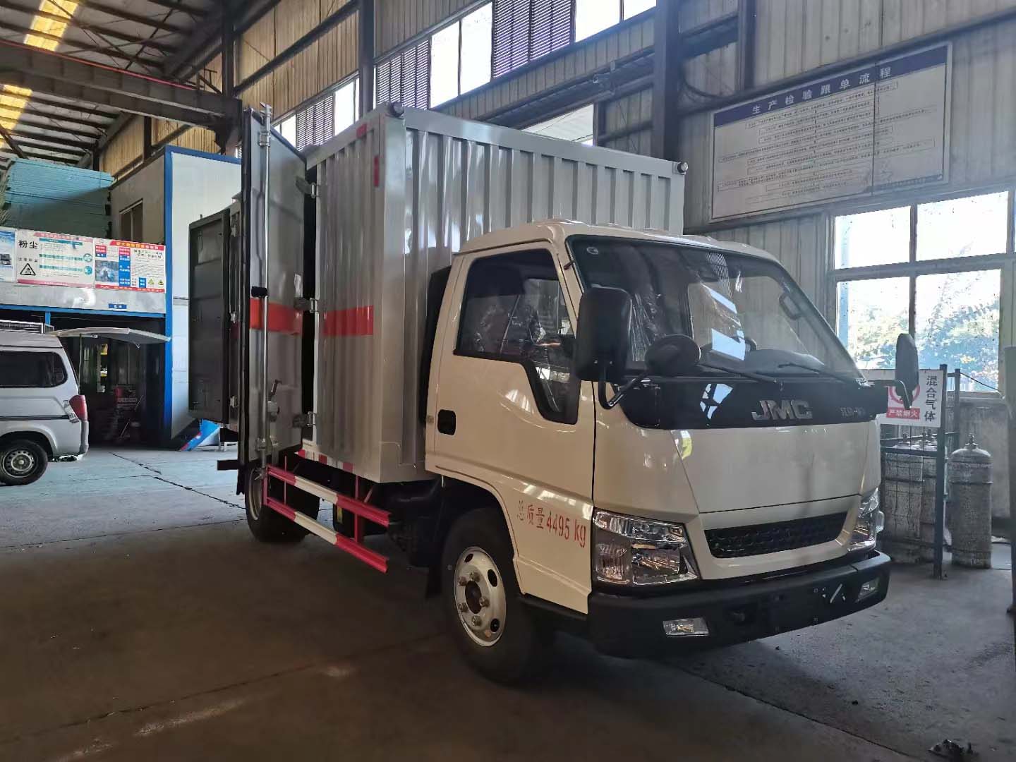 江鈴國六帶雙側門瓦楞板危險品車