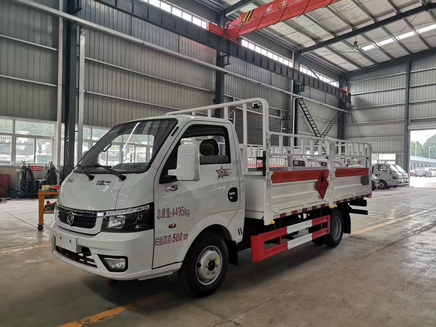 小型帶尾板氣瓶車——東風(fēng)途逸3米8危貨車