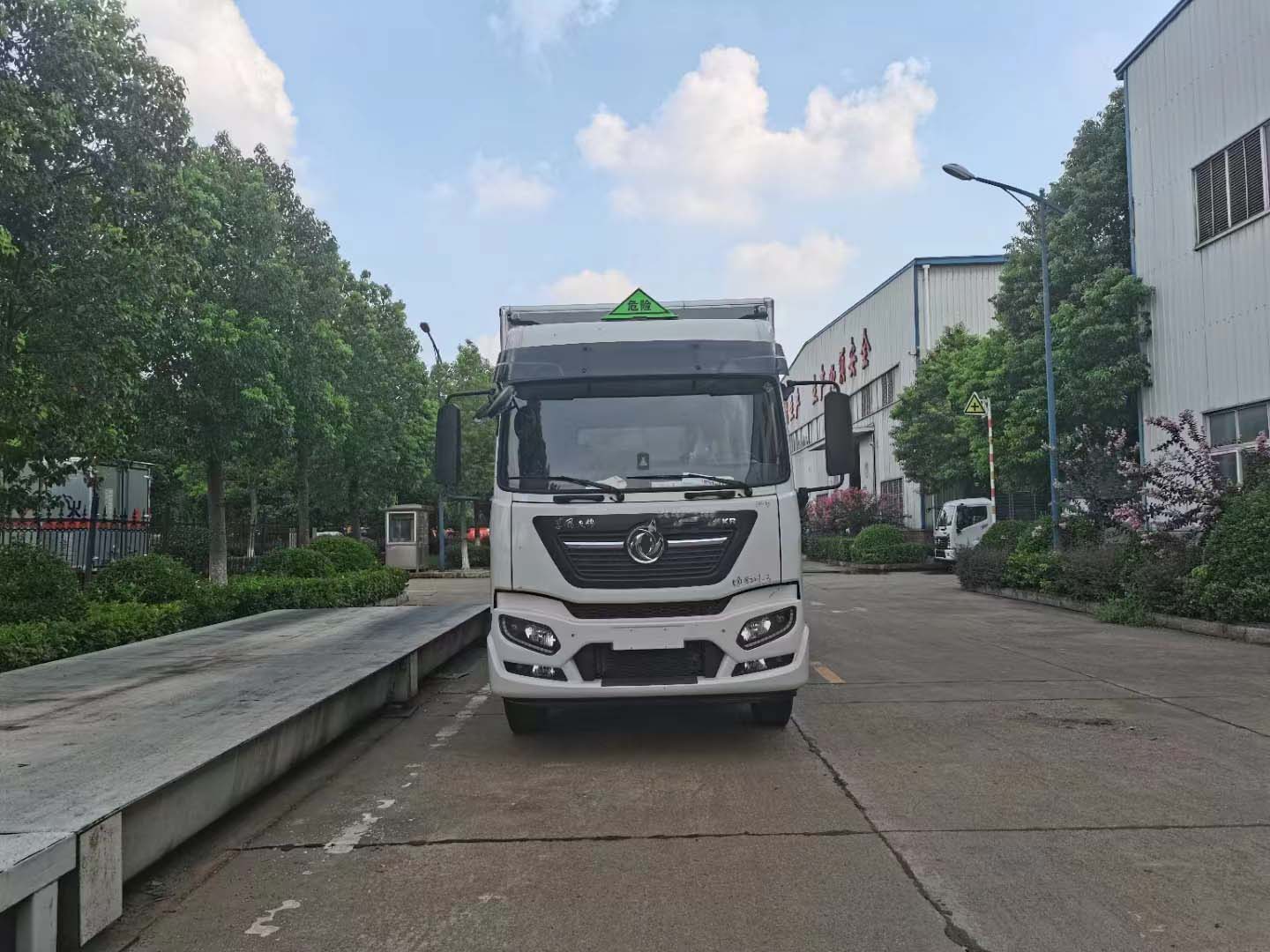 東風(fēng)天錦KR高頂雙臥國(guó)六危險(xiǎn)品車