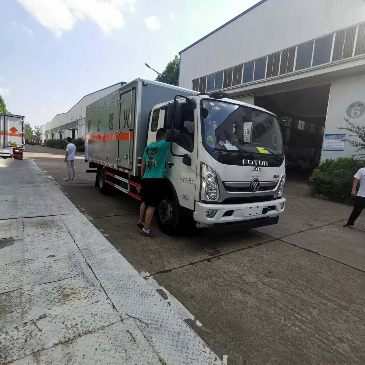 福田國(guó)六排半5噸爆破車（3.8排量156馬力）