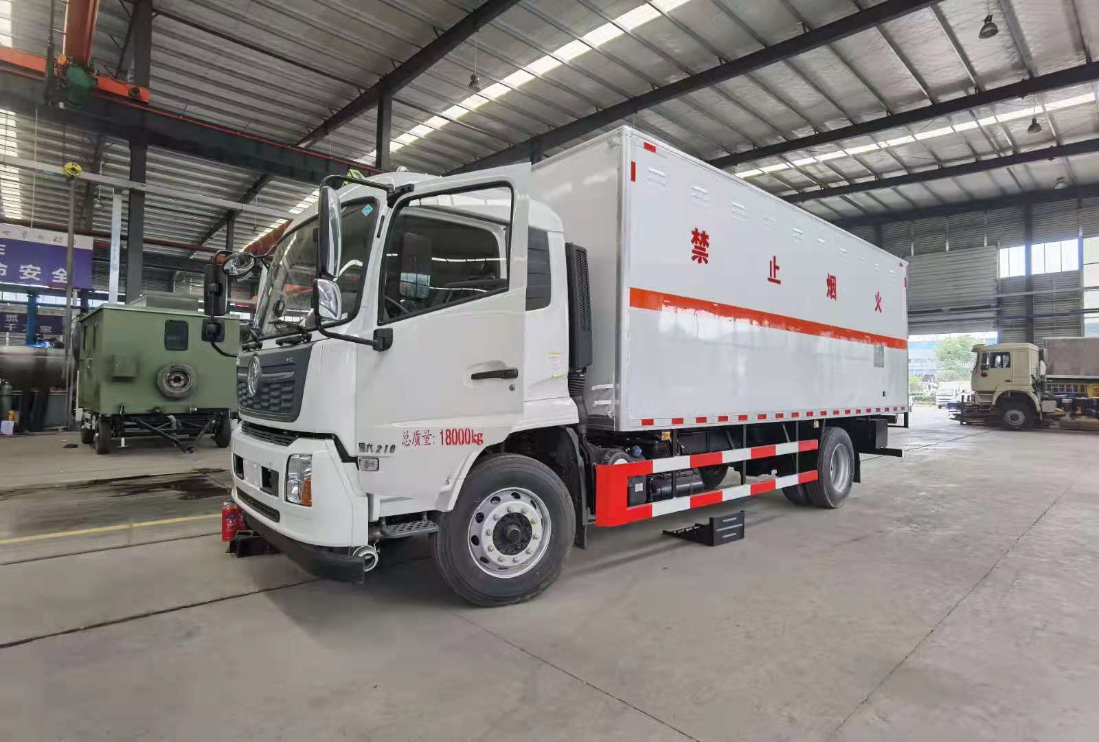 東風(fēng)天錦裝三層液化氣瓶運(yùn)輸車