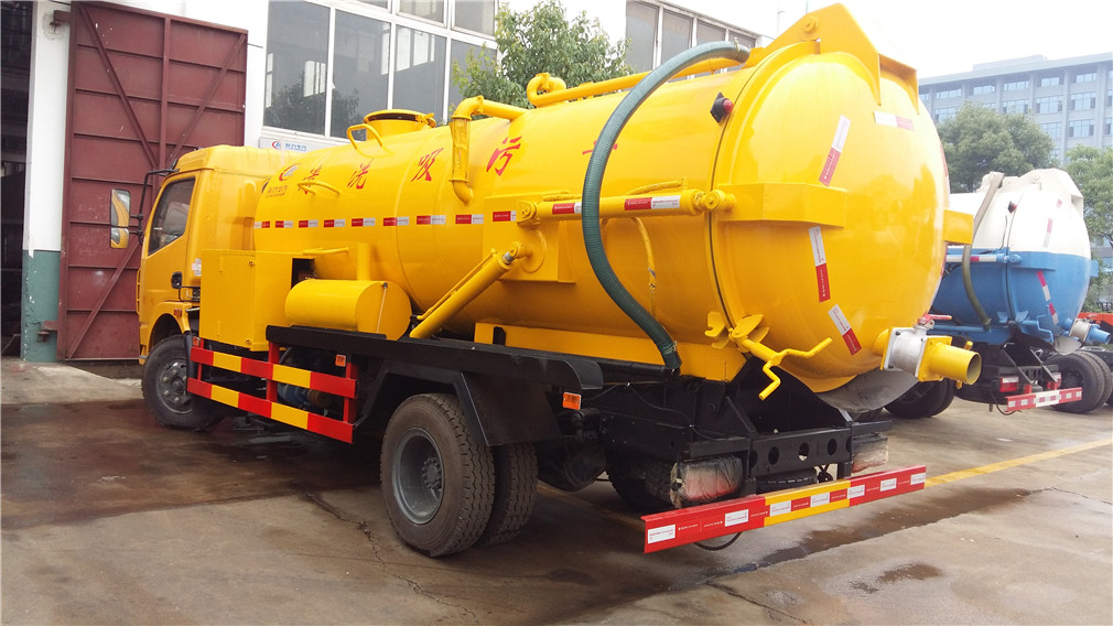 城市道路疏通，大型吸污車少不了