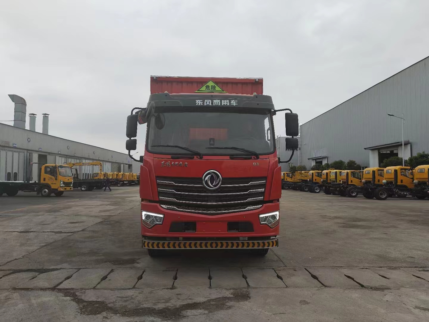 三軸高性價比車型——東風D3V國六三軸紅色危險品車