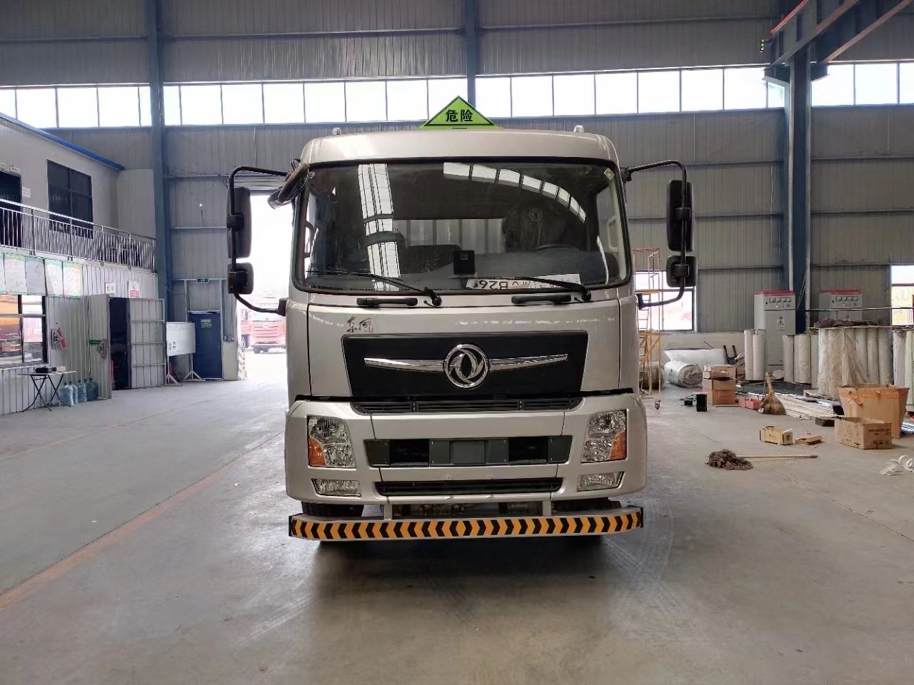 東風D3V國六單橋220馬力灰色氣瓶運輸車