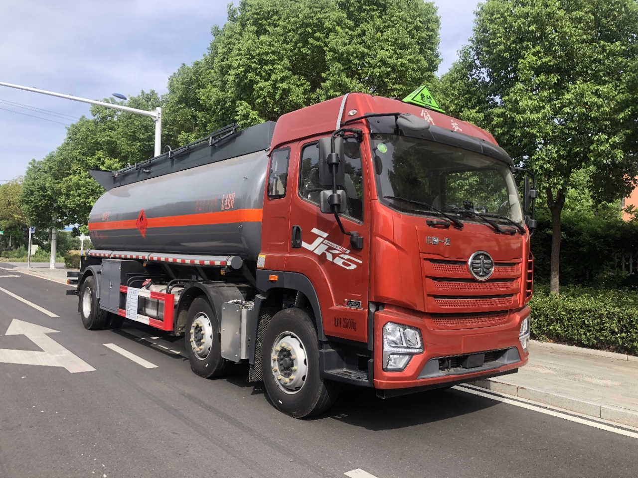 解放JK6三軸國六易燃液體罐式車