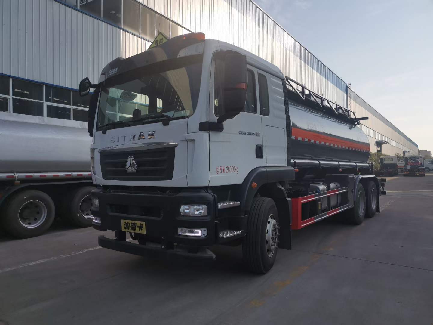 重汽汕德卡后雙橋腐蝕性物品運(yùn)輸車