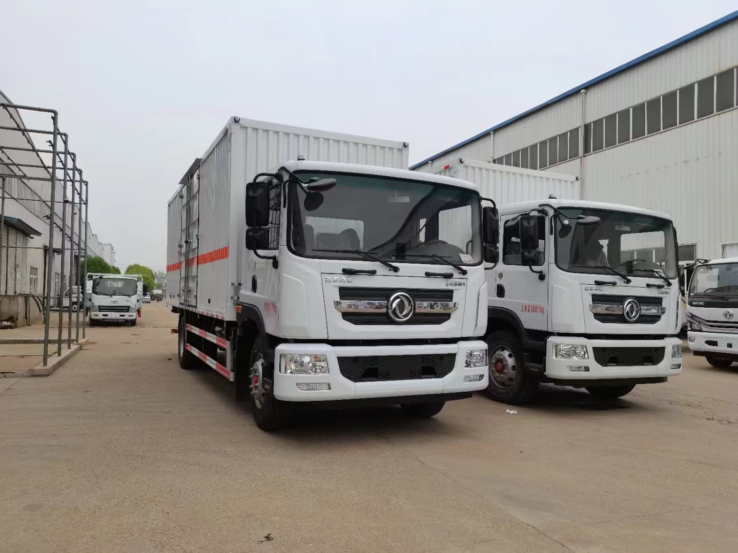 廣西李總兩臺東風(fēng)D9國六瓦楞板危險品車