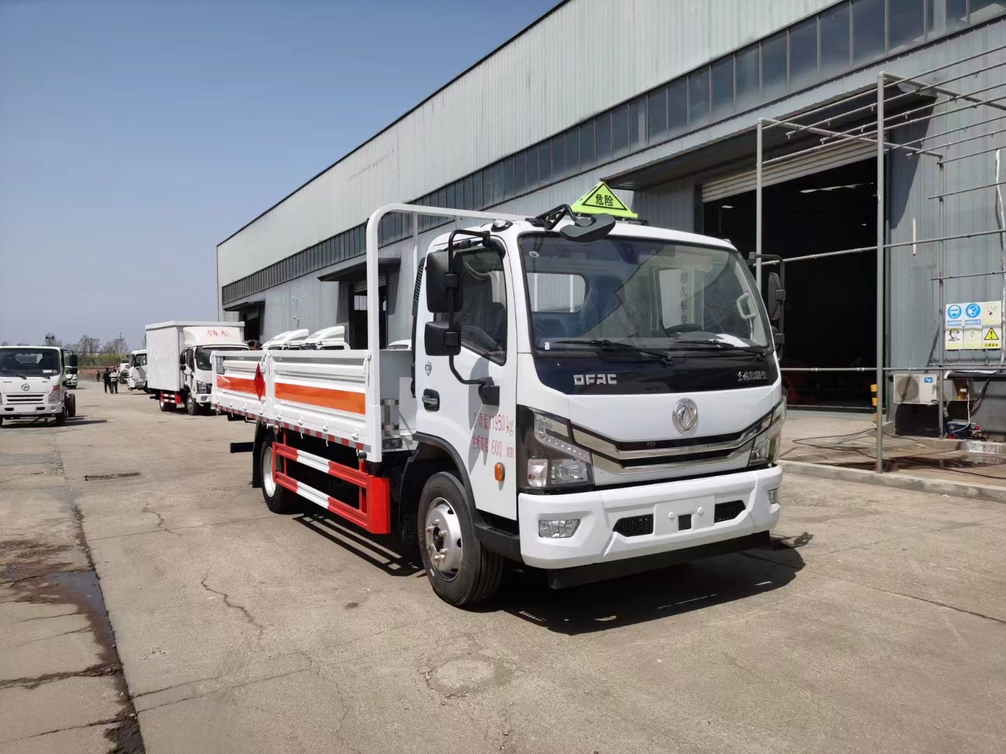 東風(fēng)大多利卡國六低欄板氣瓶車