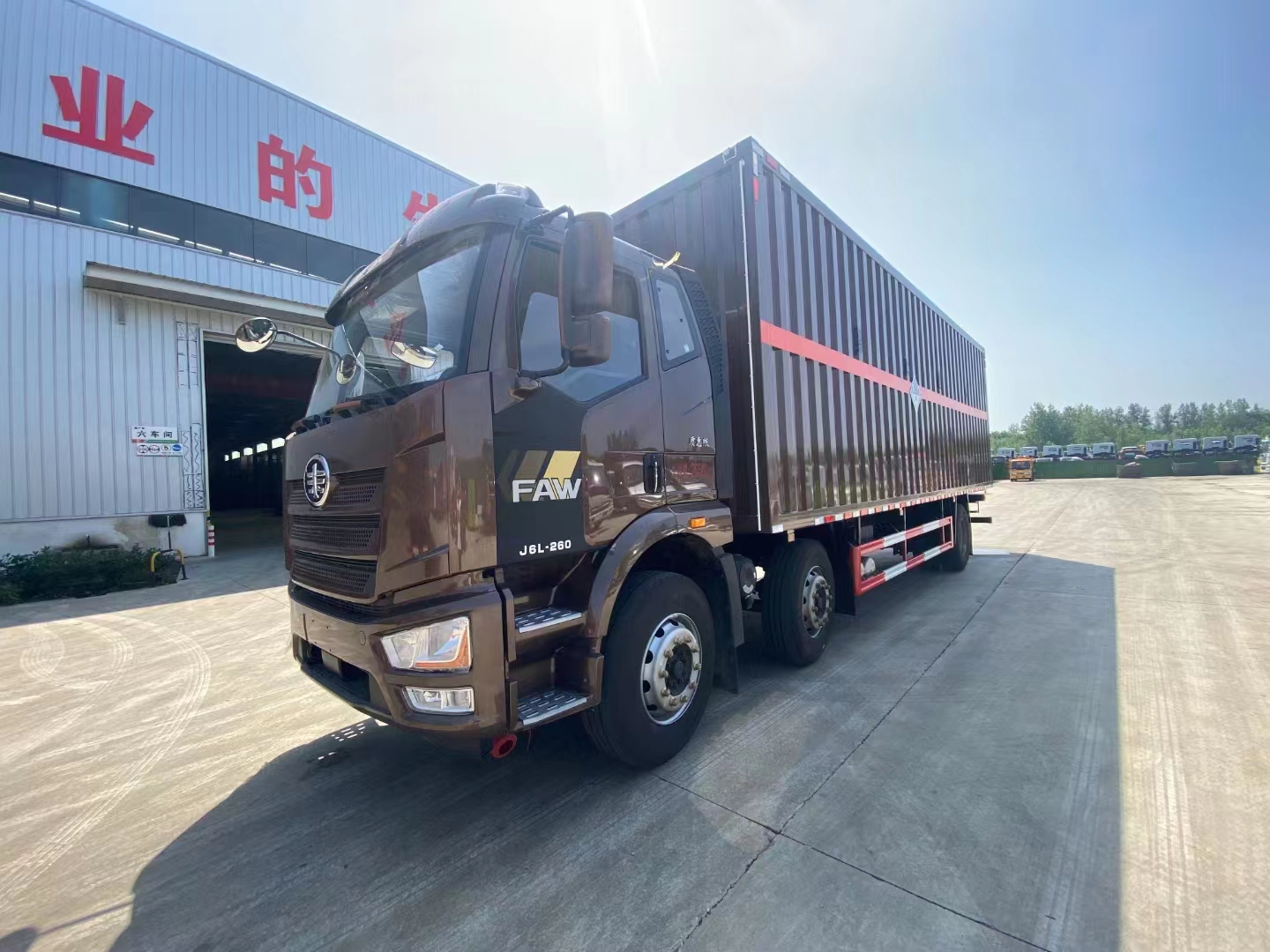 解放J6L三軸9.6米國六腐蝕品廂式運(yùn)輸車