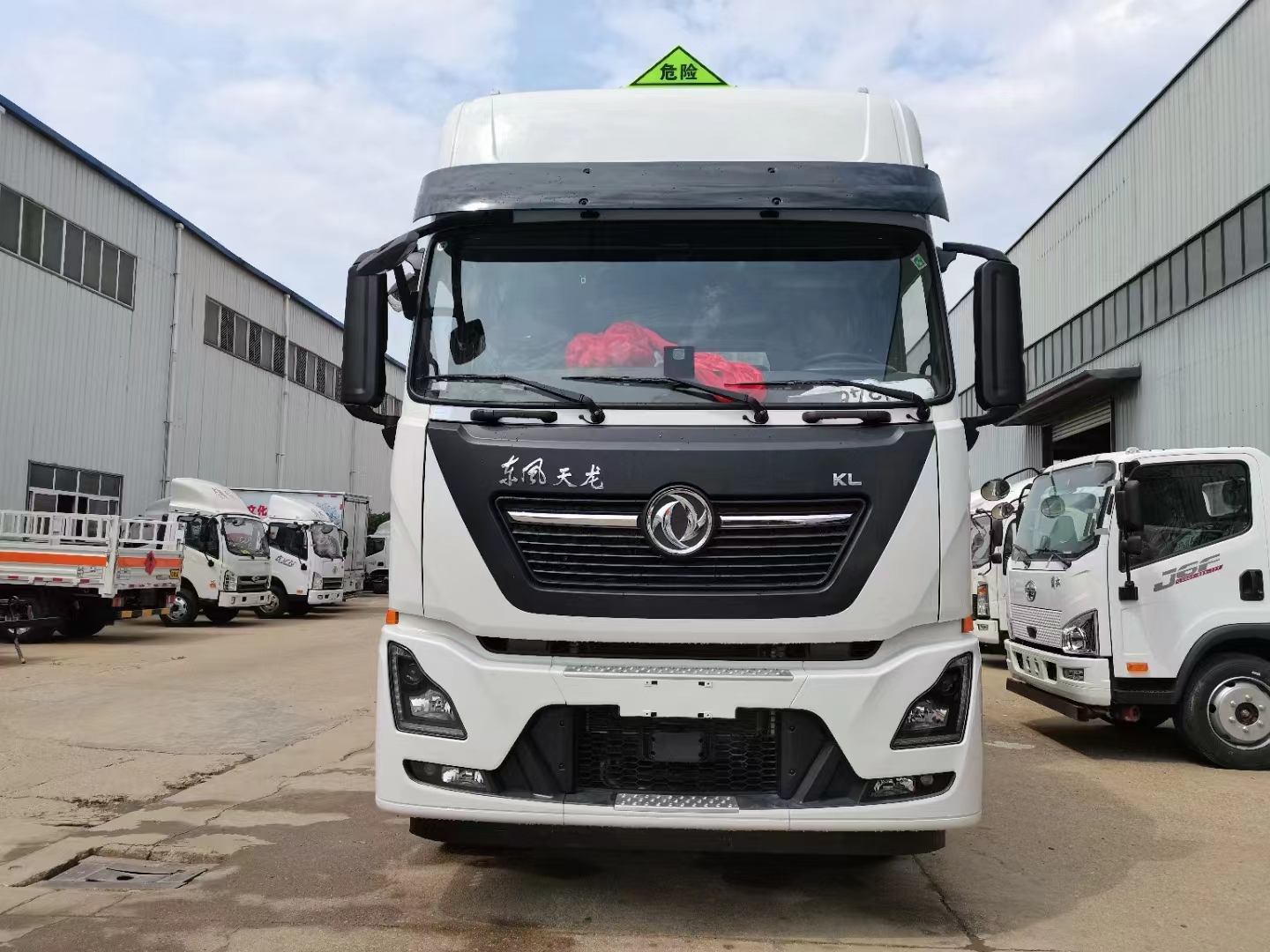 東風(fēng)天龍前四后八國六瓦楞板危險品車