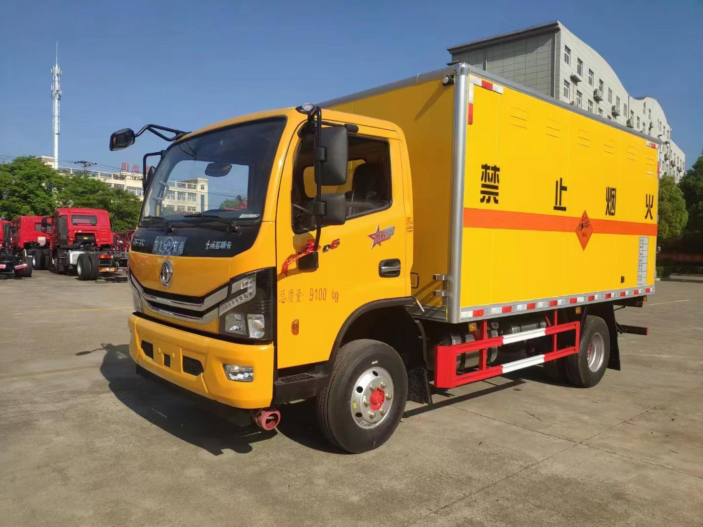 東風(fēng)大多利卡7噸黃色國六危險品車