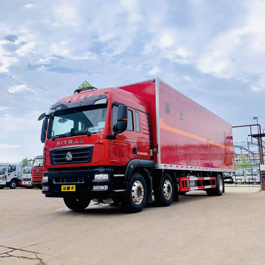汕德卡國六三軸紅色帶雙側門危險品車