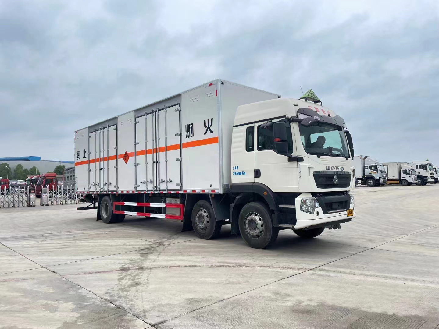 重汽豪沃9.6米三軸煙花爆竹運輸車