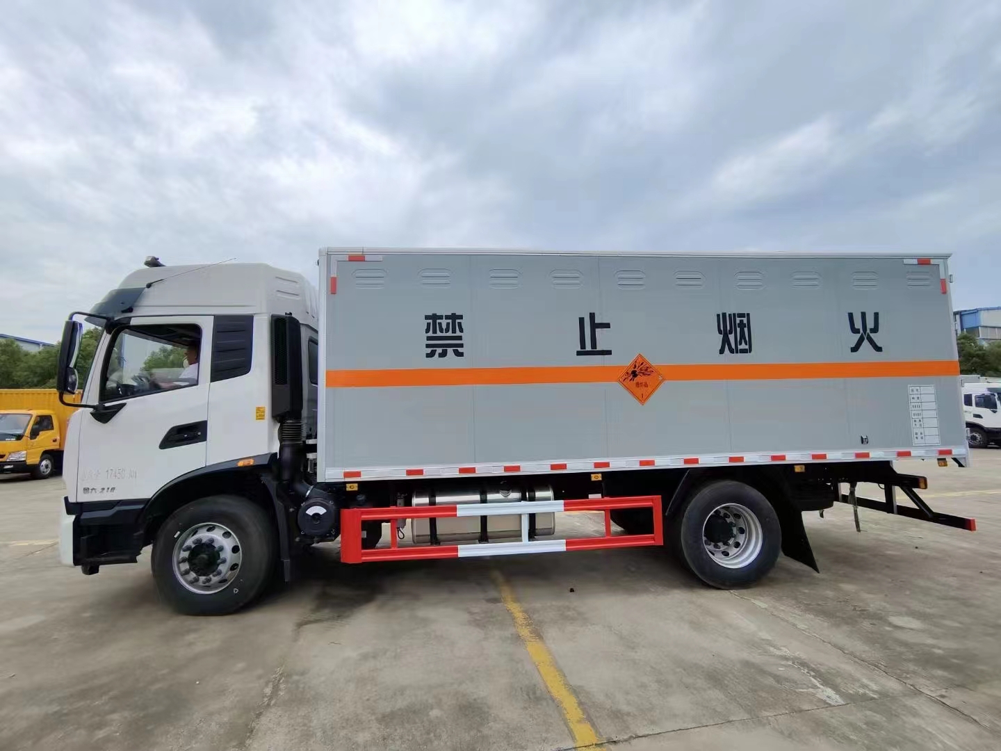 東風(fēng)天錦KR高頂雙臥危險品車