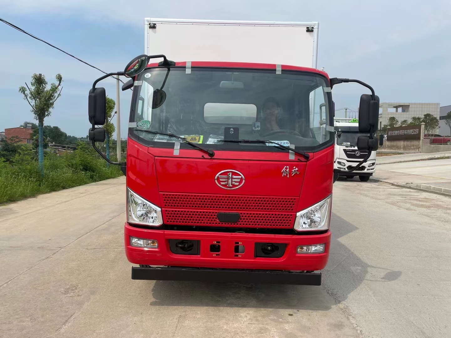 解放J6F排半5米2紅色車頭白色箱體危險品車