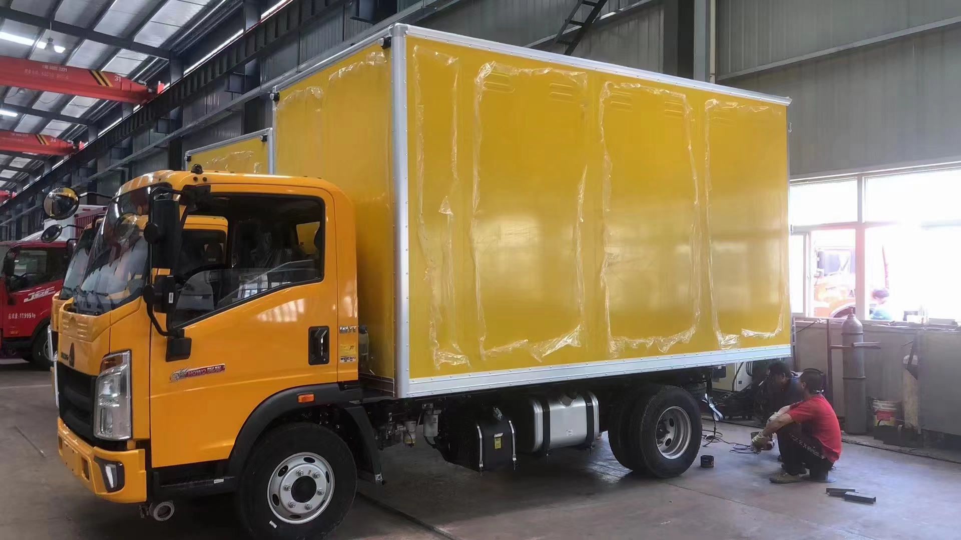 重汽豪沃藍牌2.3米黃色國六危爆車