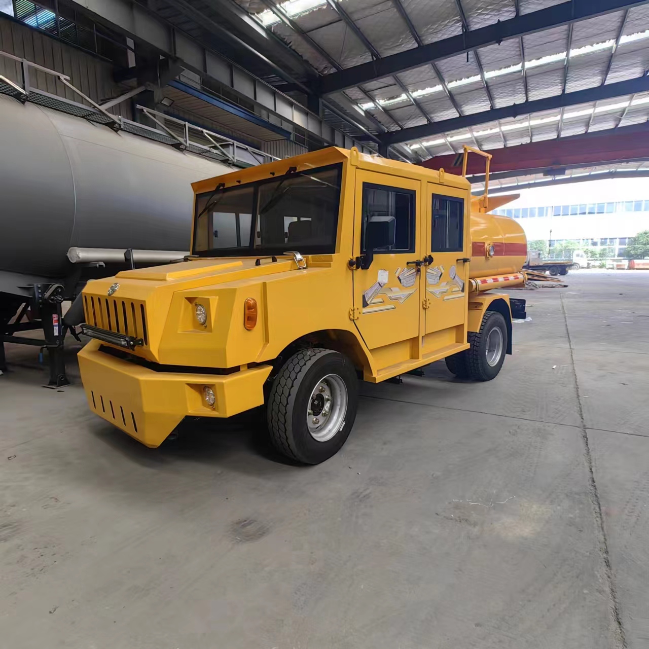 礦用四驅油料運輸車