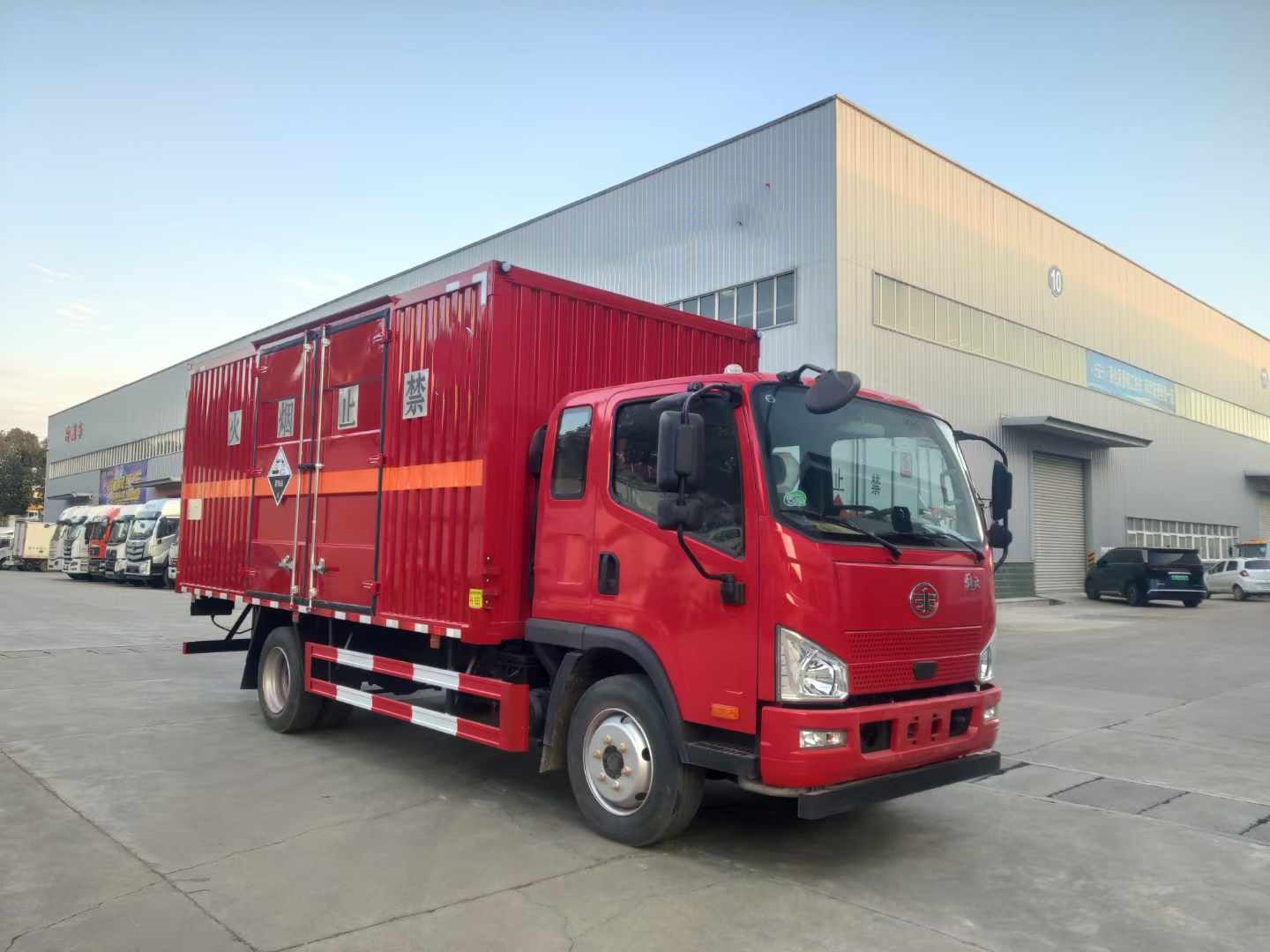 解放J6F國六4米8排半腐蝕品車