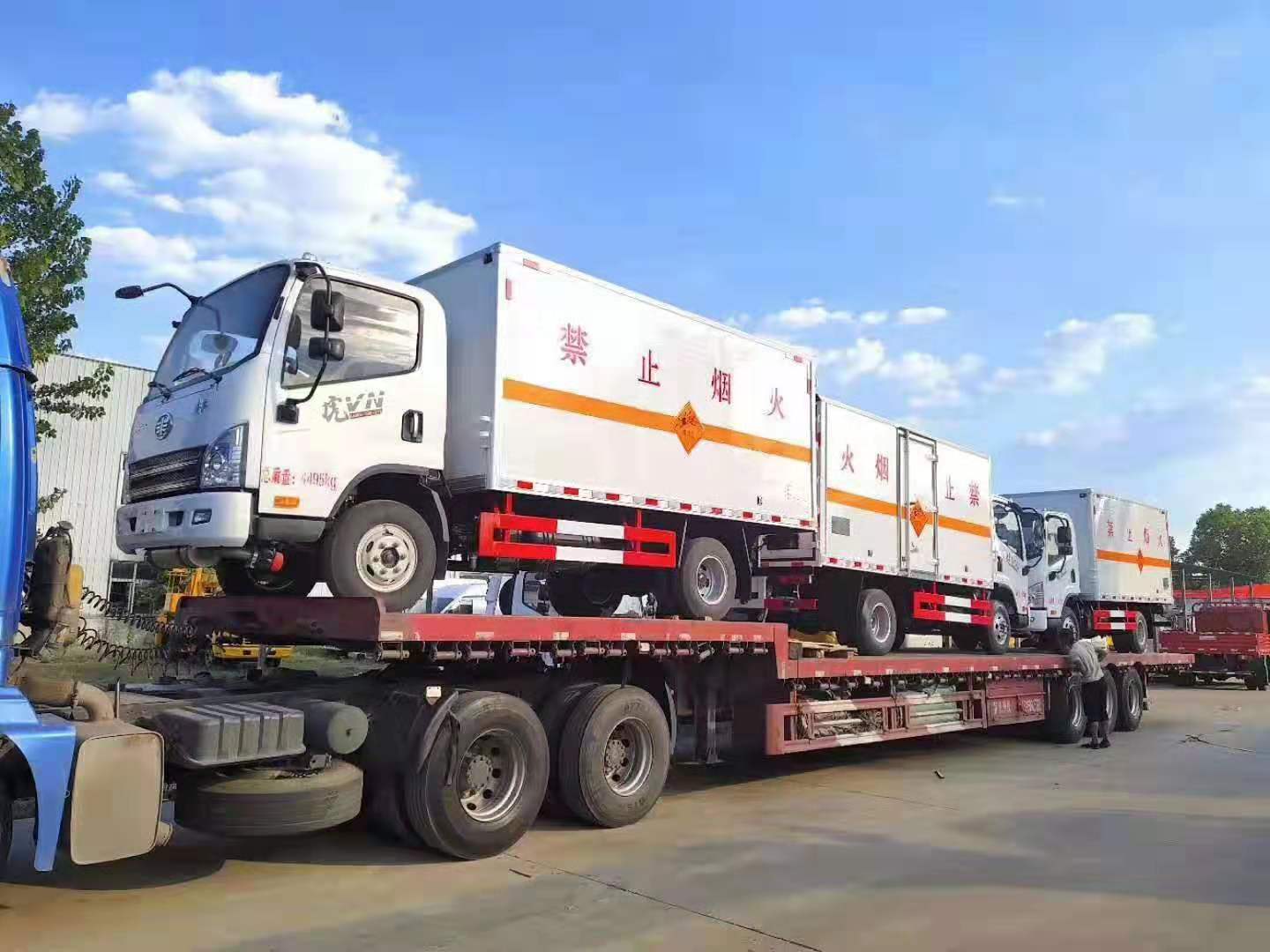 東北客戶孫總自提三臺解放虎V易燃氣體廂式運輸車