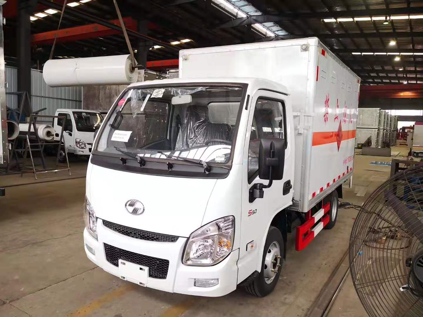 青海馬總自提躍進柴油易燃氣體廂式運輸車