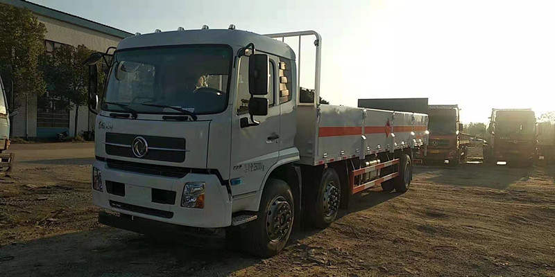 山東常總訂購的東風天錦10噸6.6米、15噸8.6米氣瓶運輸車發車