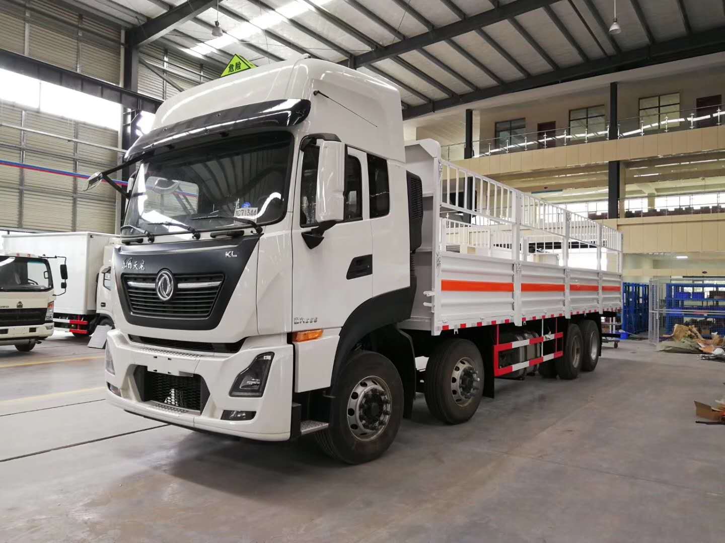 東風(fēng)天龍前四后八國(guó)六氣瓶運(yùn)輸車