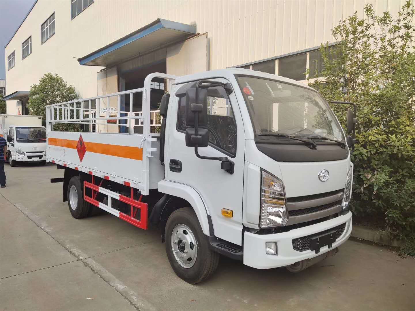 額載1.7噸藍牌氣瓶車推薦——躍進X100氣瓶運輸車