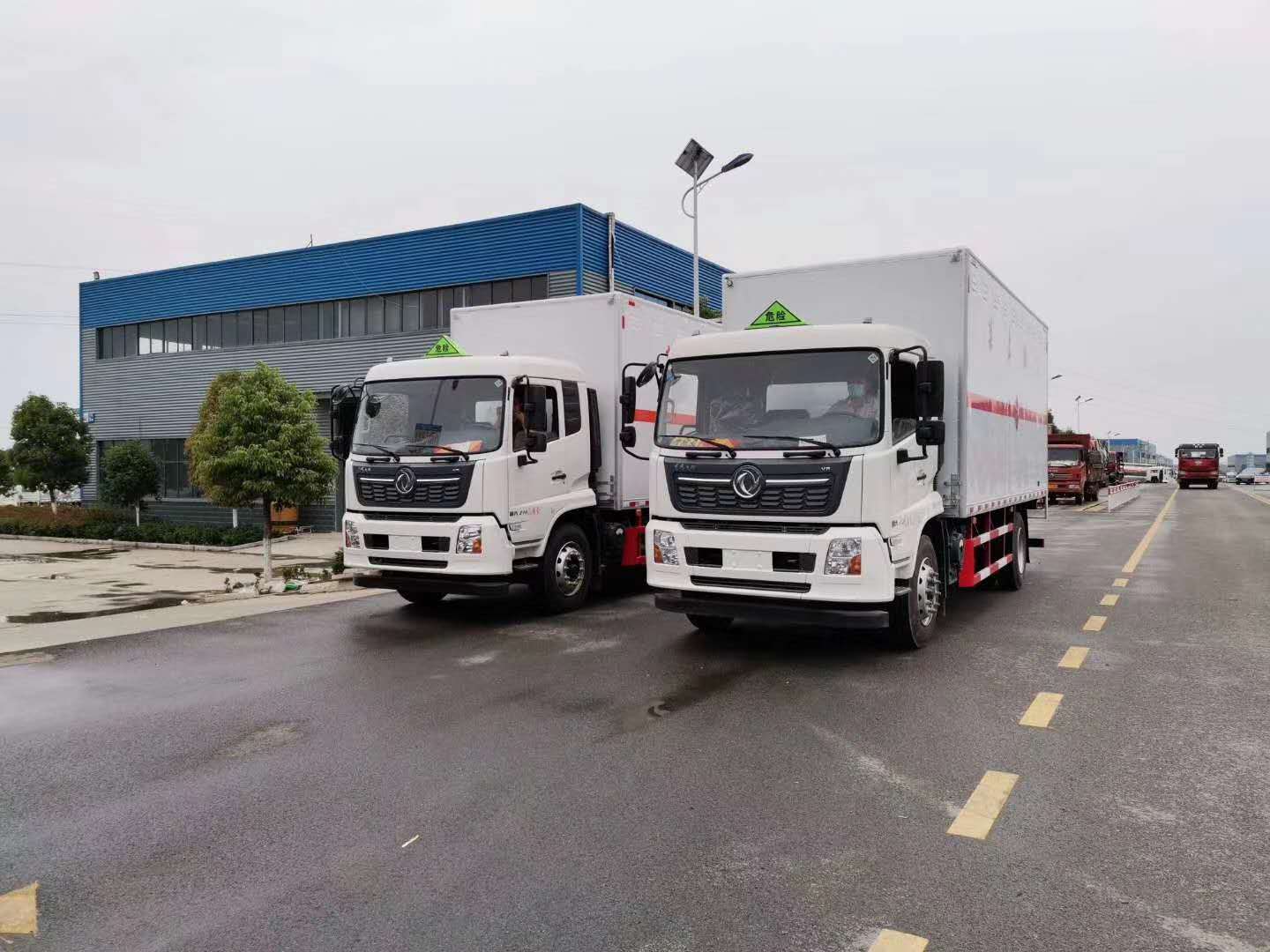 河北鄭總訂購兩臺東風天錦KR國六危險品車發車