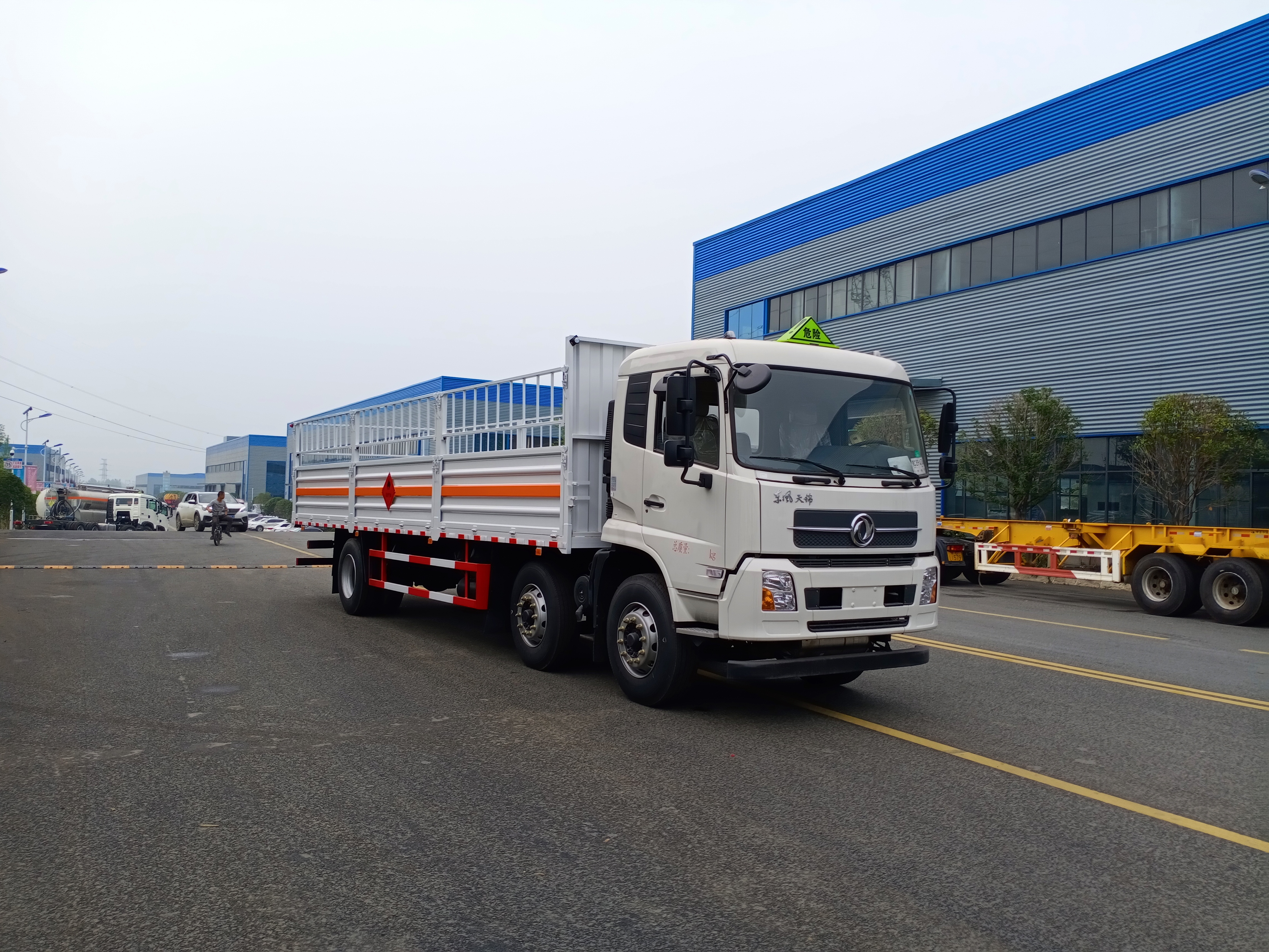 東風天錦小三軸氣瓶運輸車詳細配置介紹