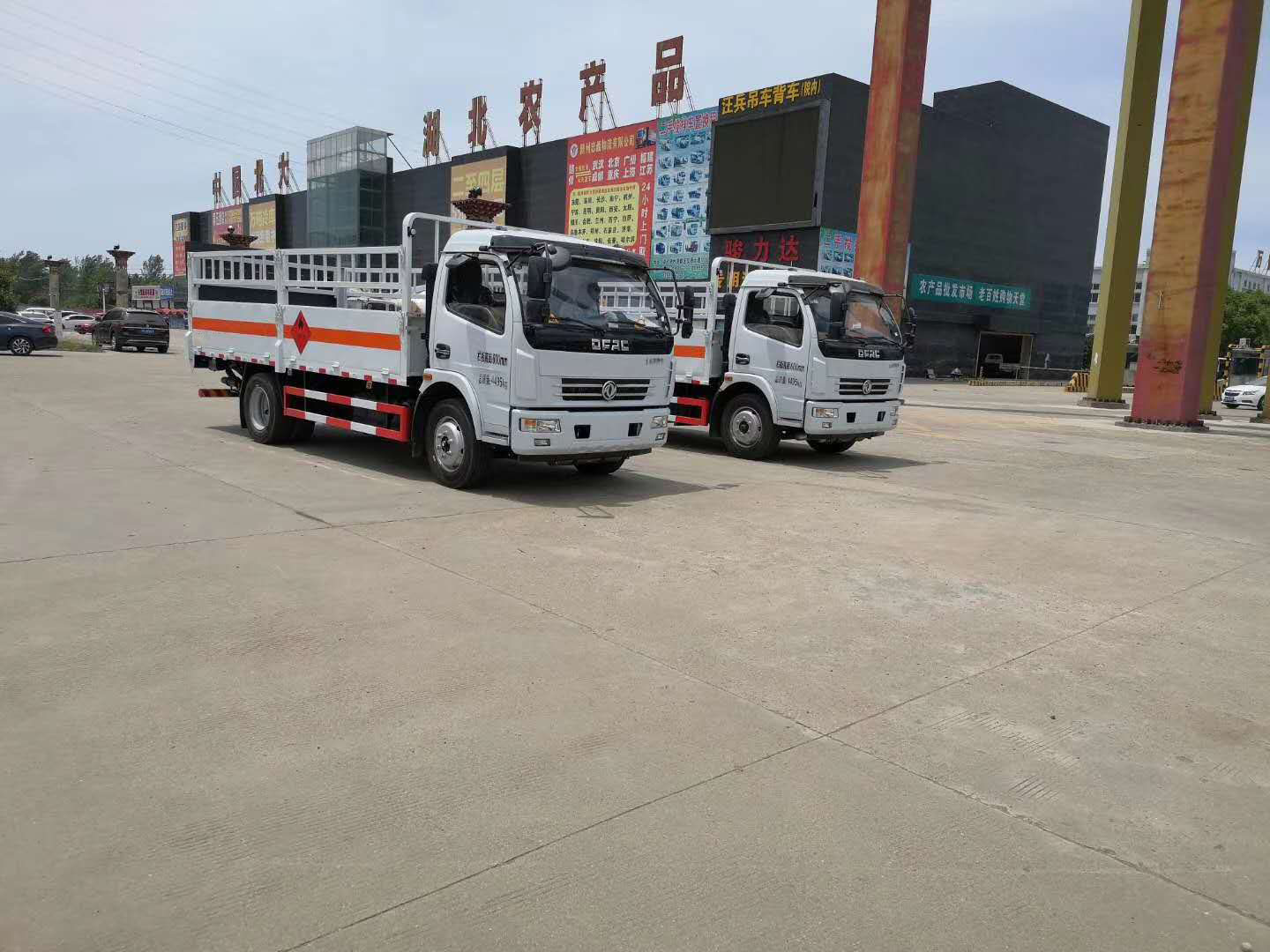 貴州張總自提兩臺東風大多利卡氣瓶車