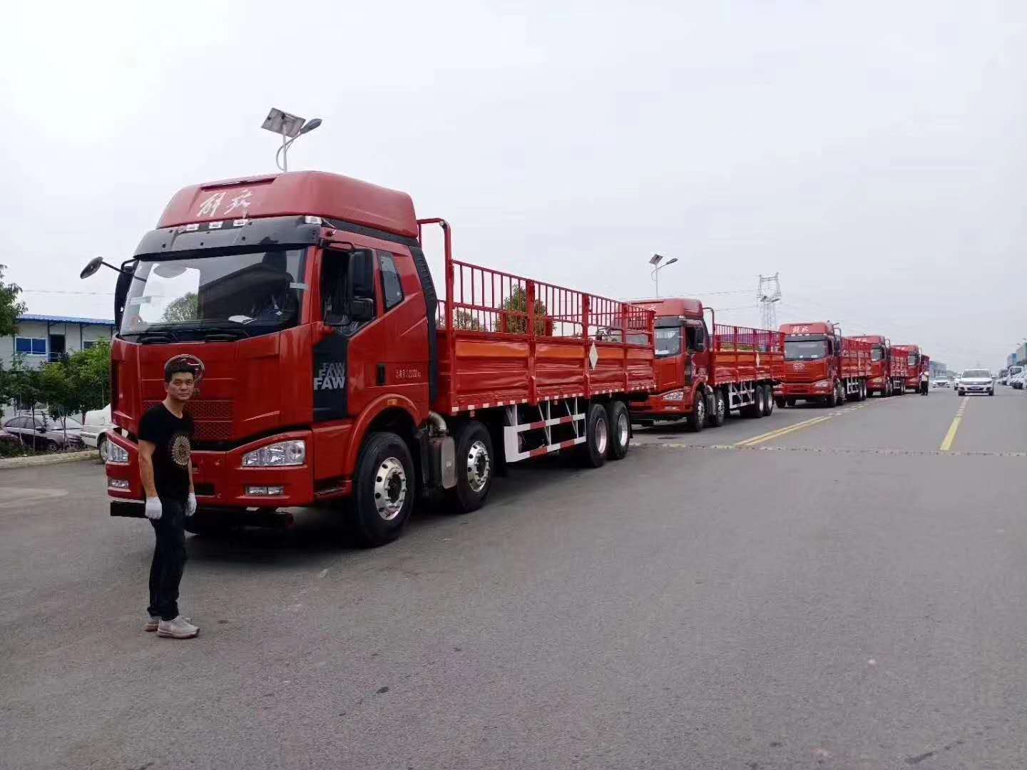 四川廣安李總5臺解放前四后八氣瓶車發車