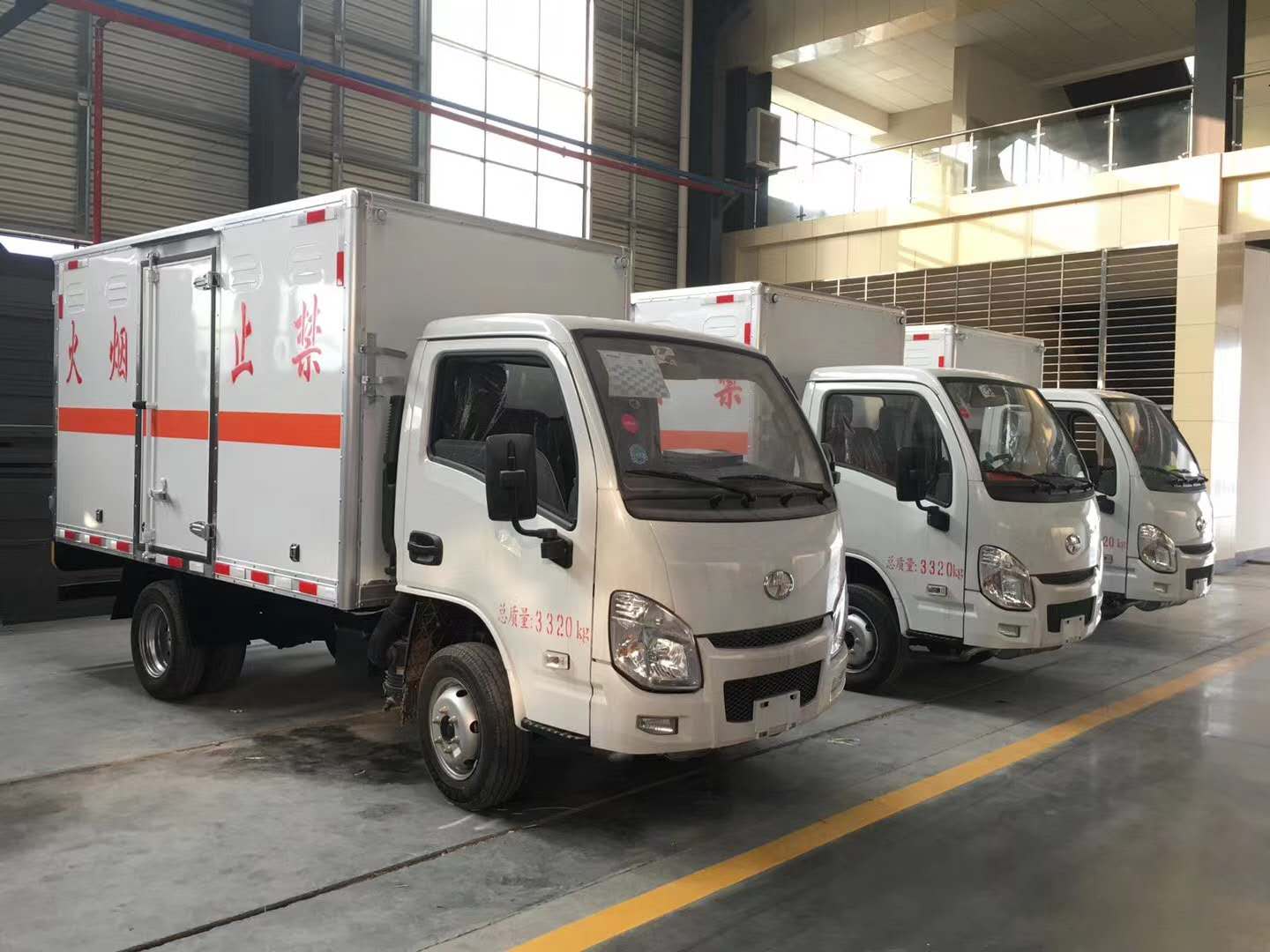 河南許總訂購的三臺躍進易燃液體廂式運輸車發車