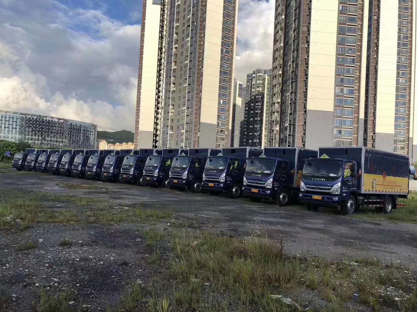 深圳周總訂購的14臺福田奧鈴危險品車已上好戶
