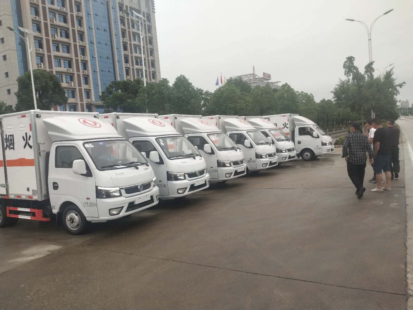 安徽滁州孫總訂購的六臺東風途逸國六危險品車發(fā)車