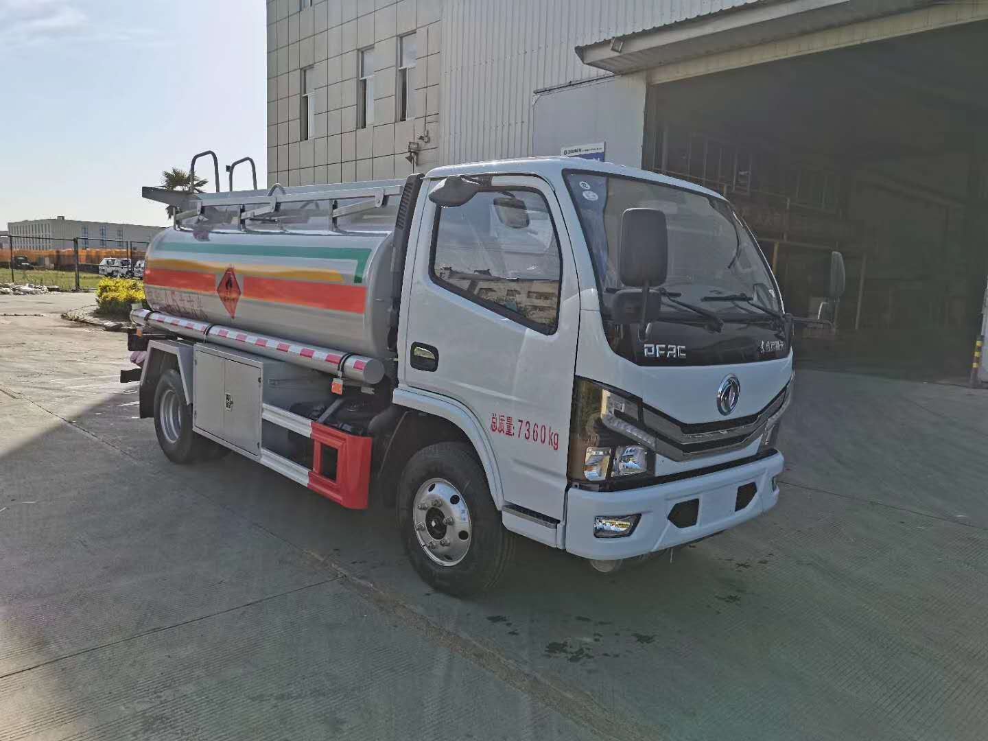 新款國六油罐車推薦——東風多利卡5噸油罐車