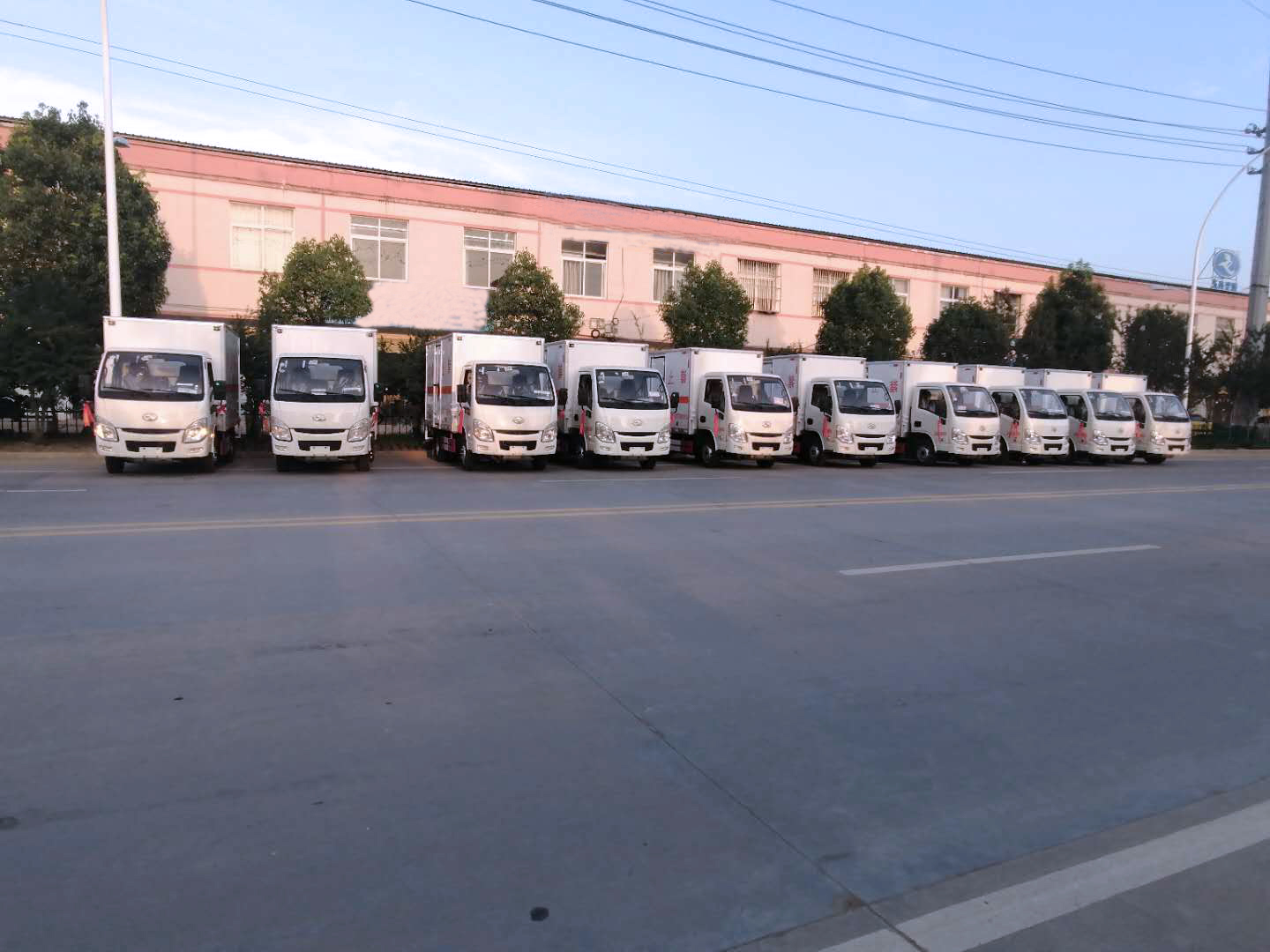 貴州王總訂購的10臺躍進國五柴油危險品車發(fā)車