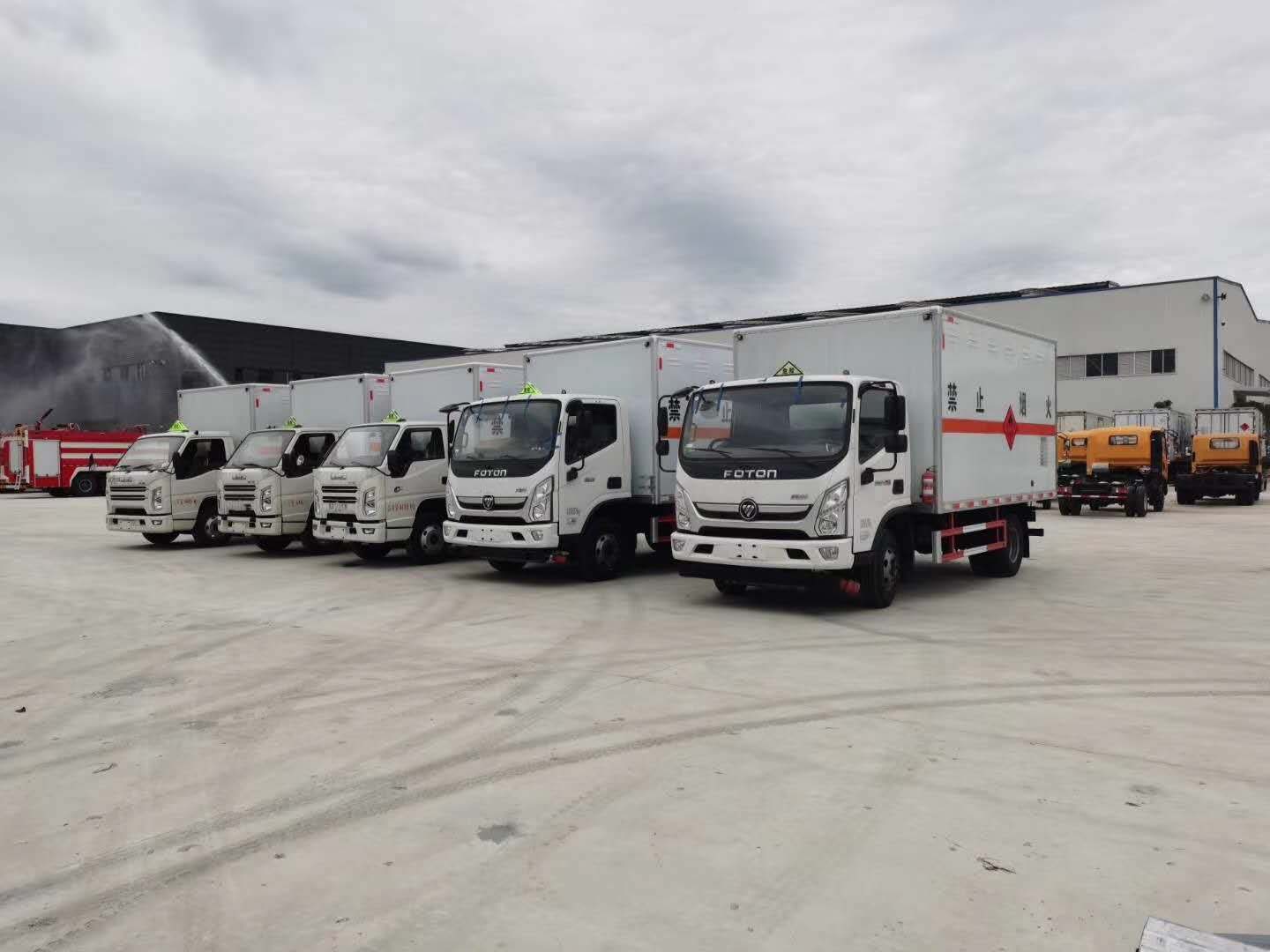 山東孫總訂購五臺國六危險品車發(fā)車